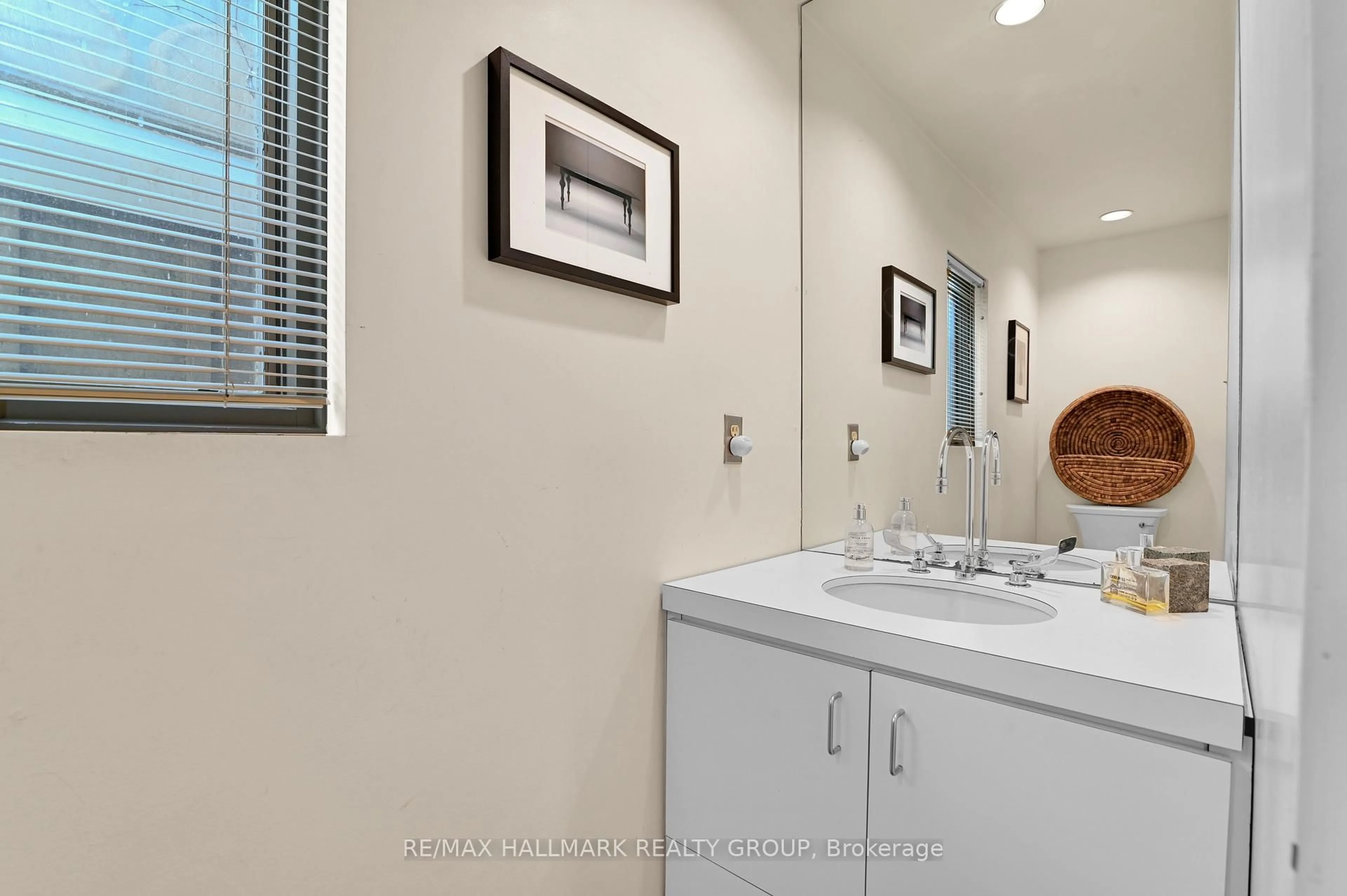 Standard bathroom, ceramic/tile floor for 231 Mackay St, Ottawa Ontario K1M 2B6