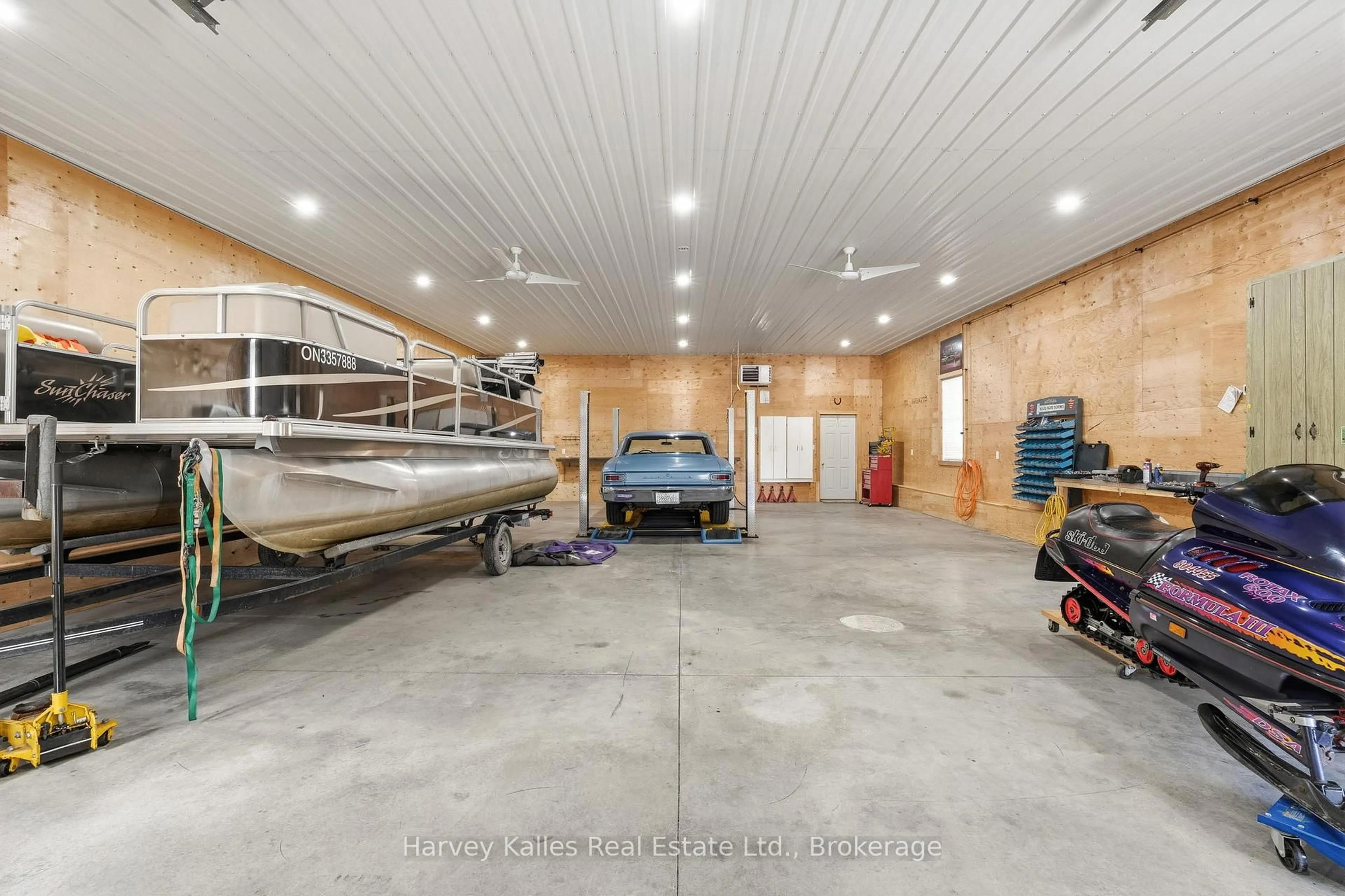 Indoor garage for 40 Sunset Cove Rd, Seguin Ontario P2A 0B4