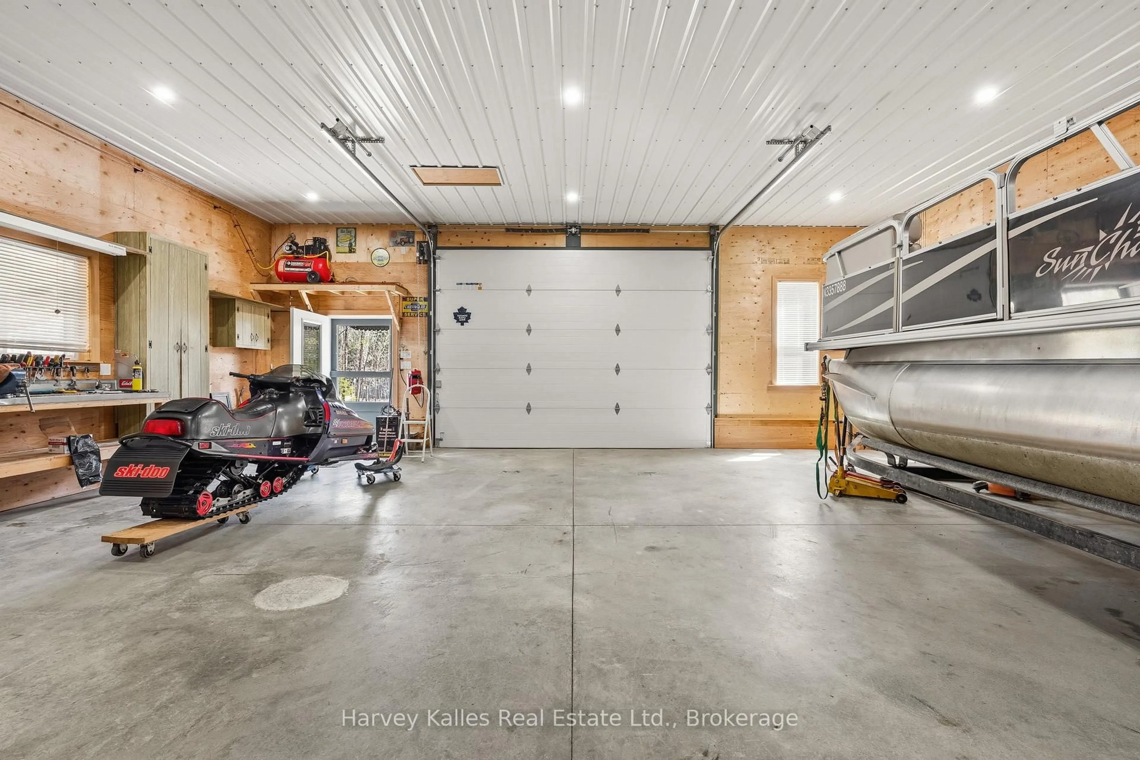 Indoor garage for 40 Sunset Cove Rd, Seguin Ontario P2A 0B4