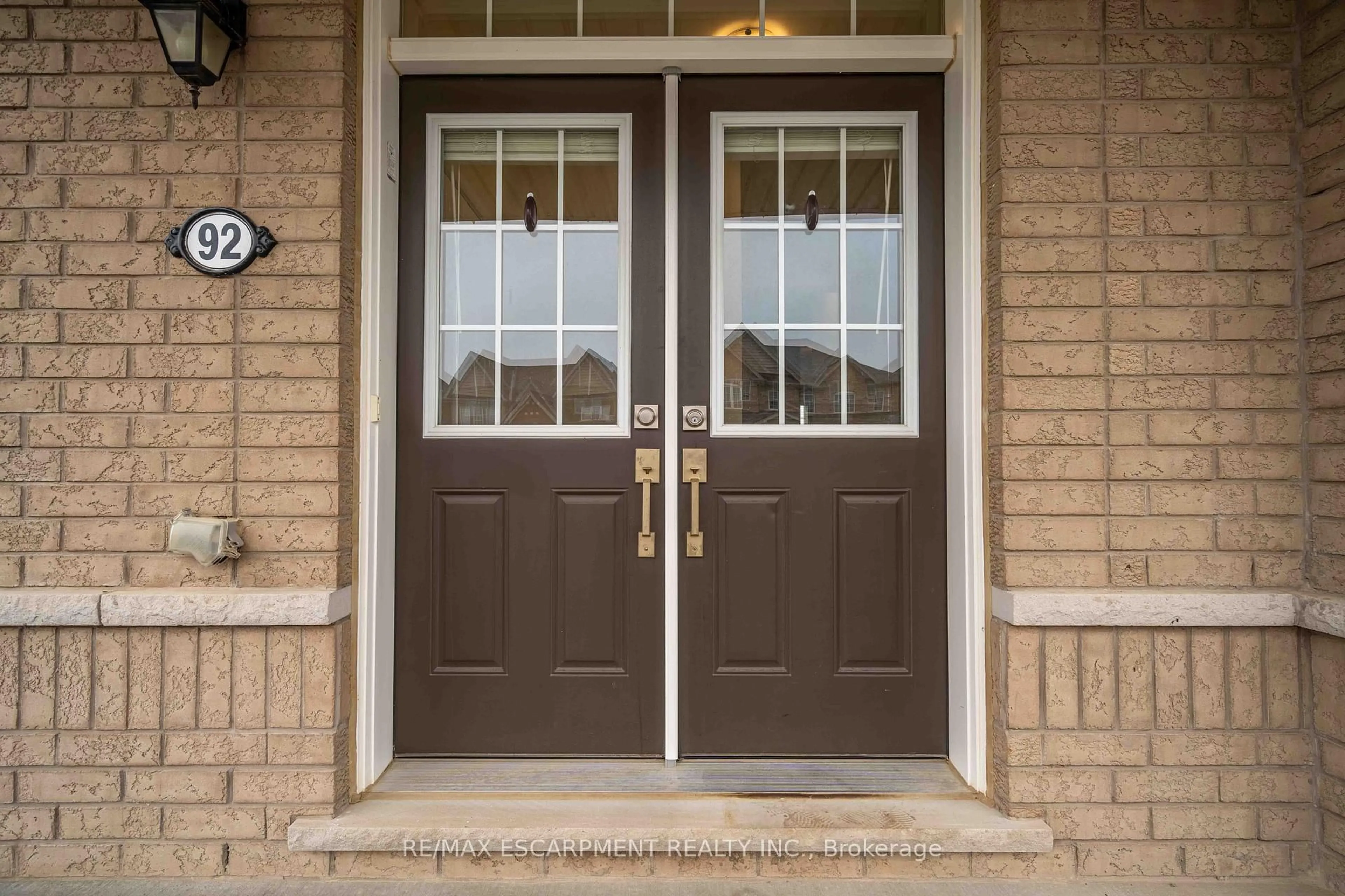 Indoor entryway for 92 LONGBOAT Ru, Brantford Ontario N3T 0P9