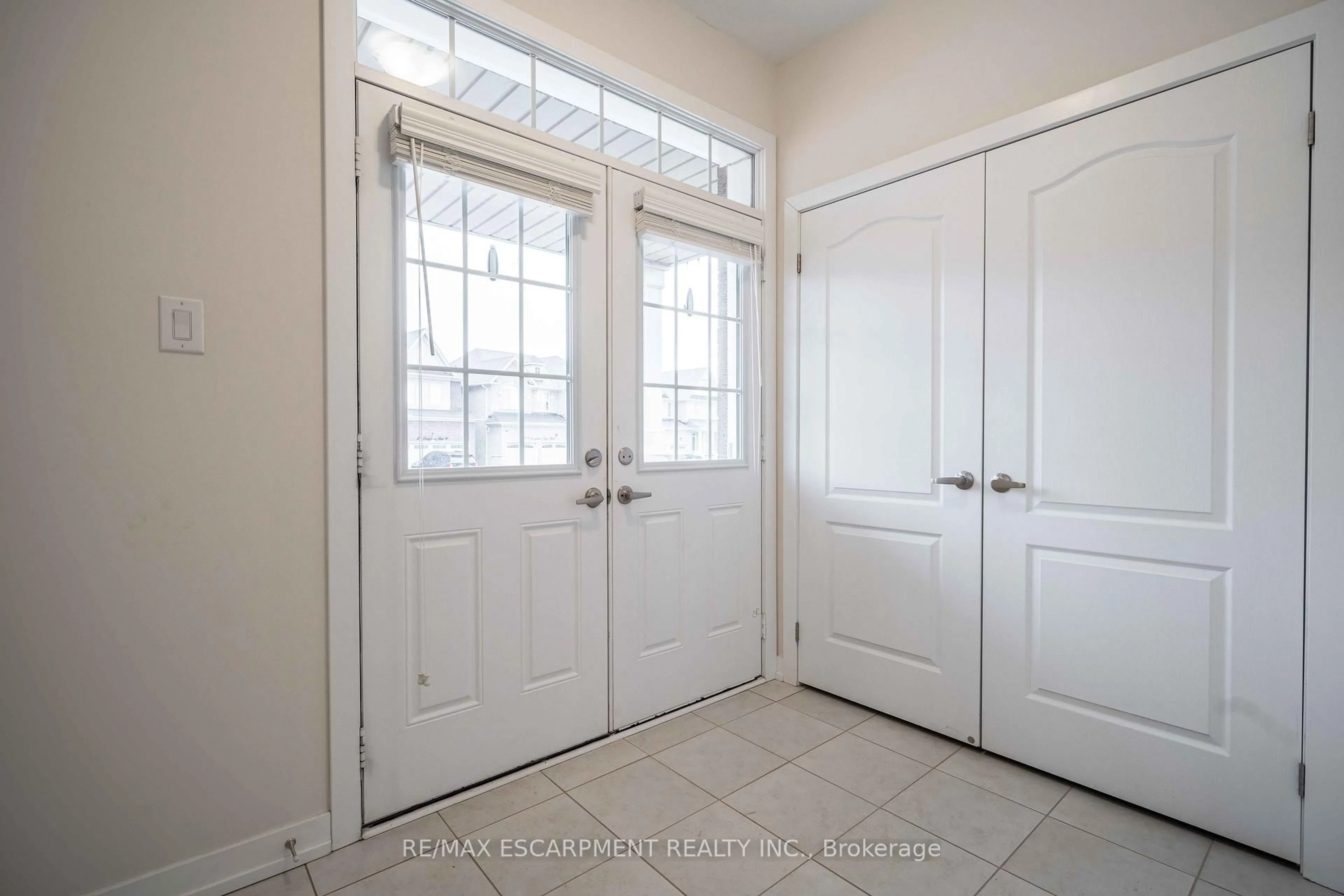 Indoor entryway for 92 LONGBOAT Ru, Brantford Ontario N3T 0P9