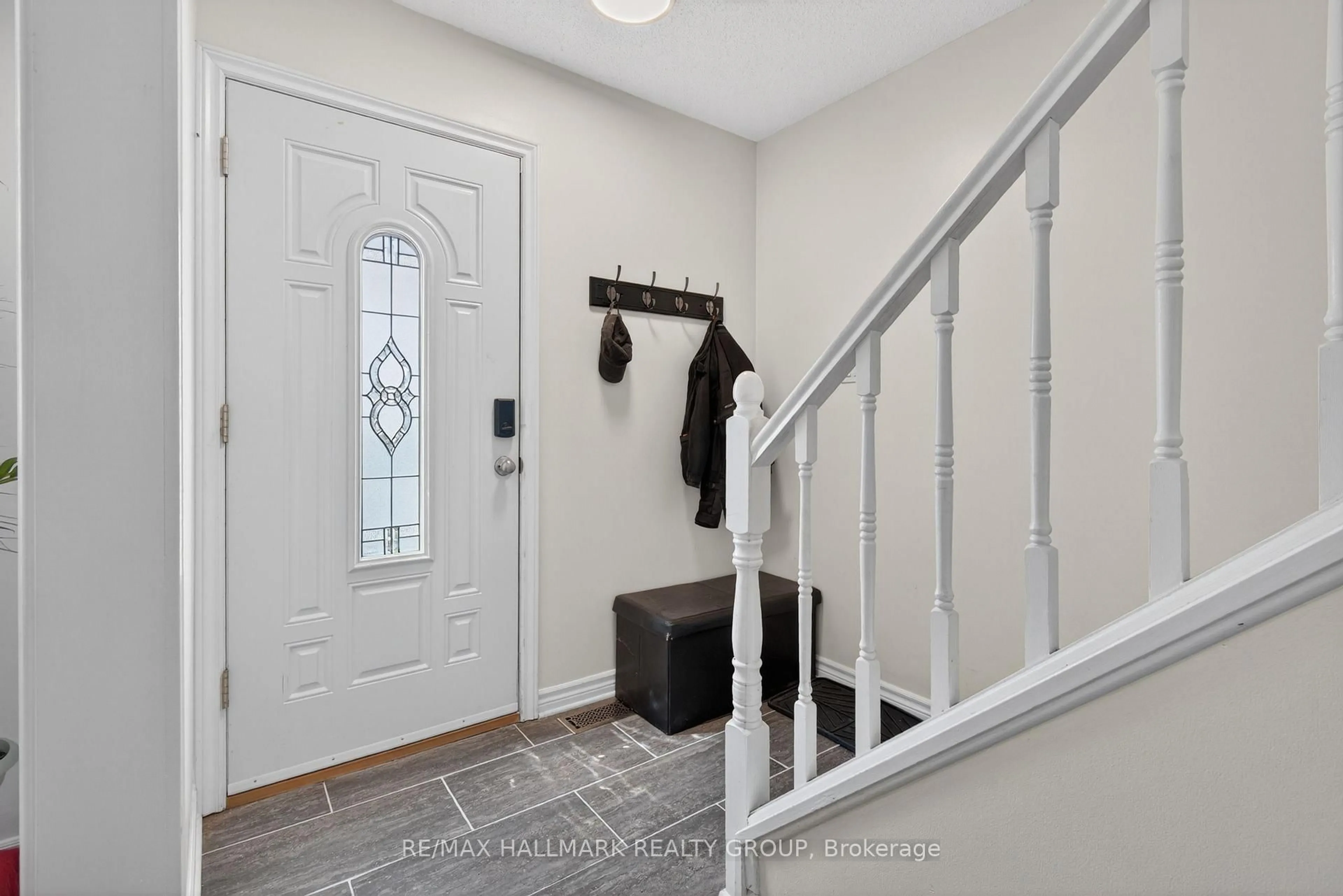 Indoor entryway for 6 Beddoe Lane, Gloucester Ontario K1B 3Y1