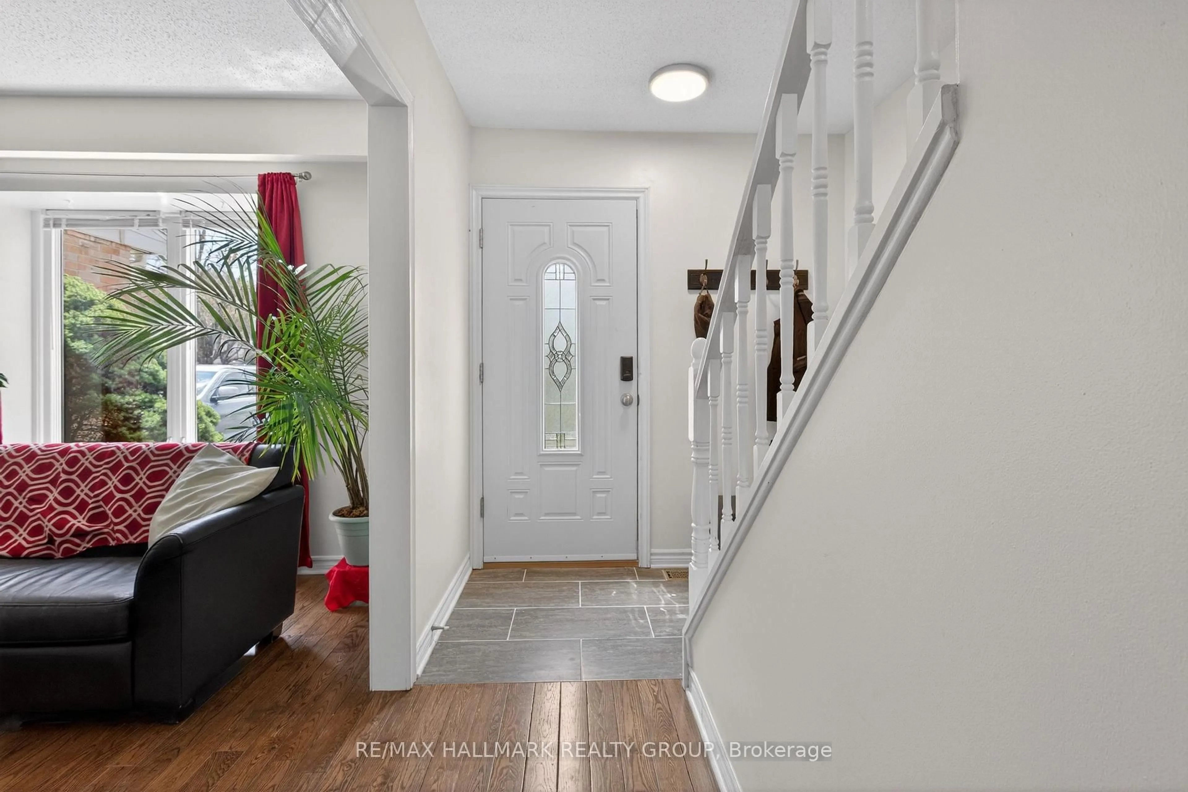 Indoor entryway for 6 Beddoe Lane, Gloucester Ontario K1B 3Y1