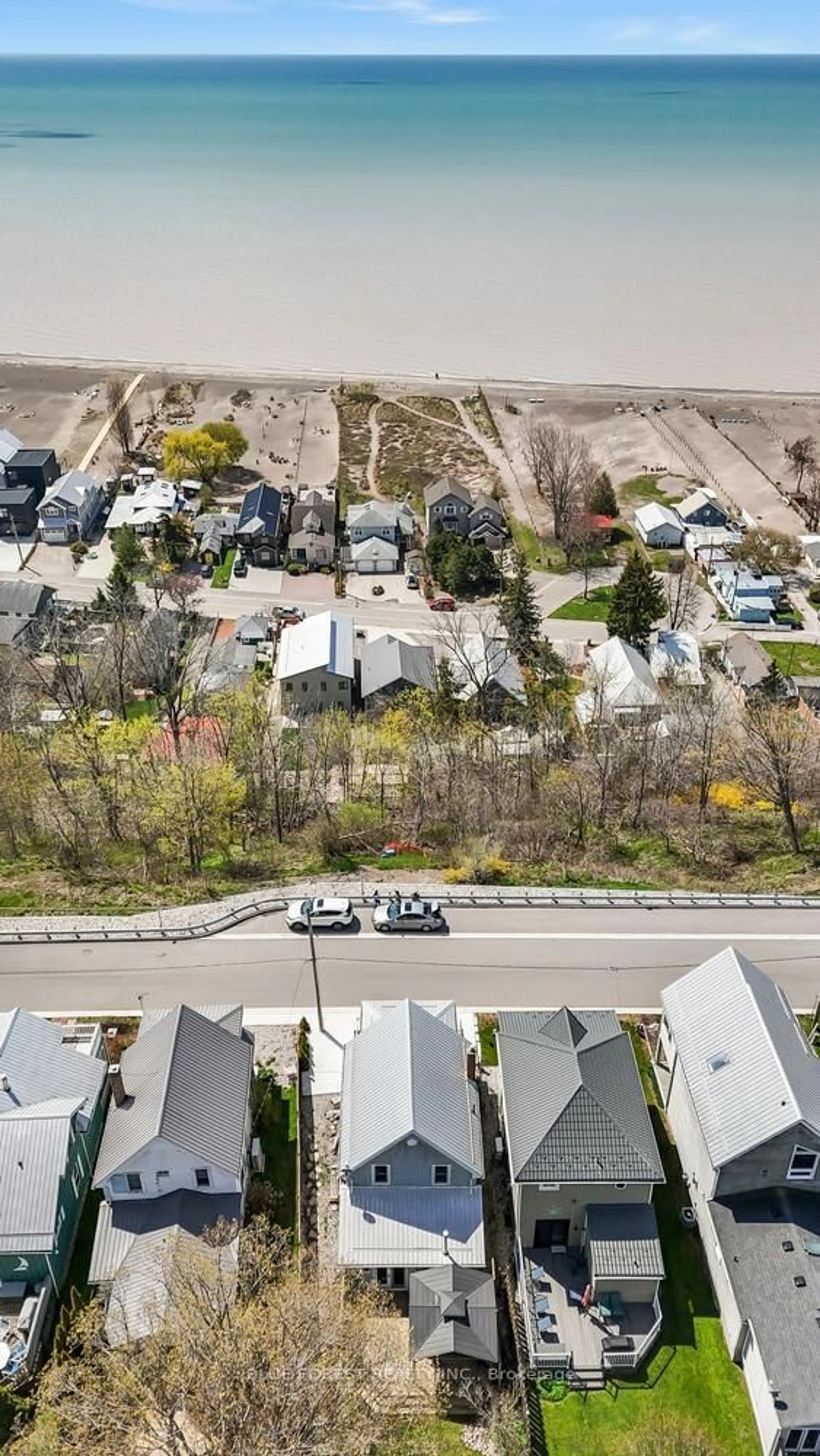 A pic from outside/outdoor area/front of a property/back of a property/a pic from drone, street for 413 Front St, Central Elgin Ontario N5L 1G2