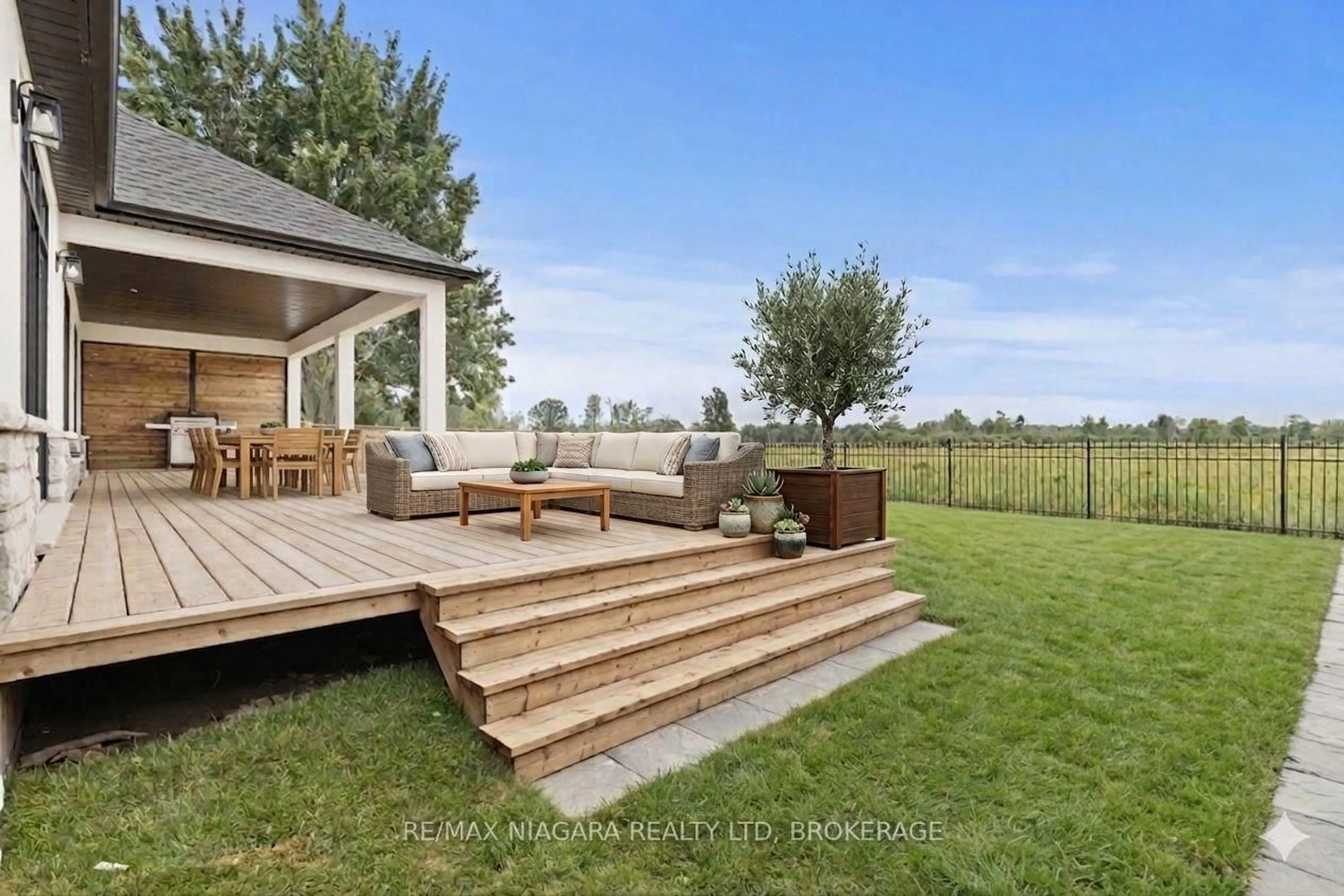 Patio, mountain view for 637 Buffalo Rd, Fort Erie Ontario L2A 5G7