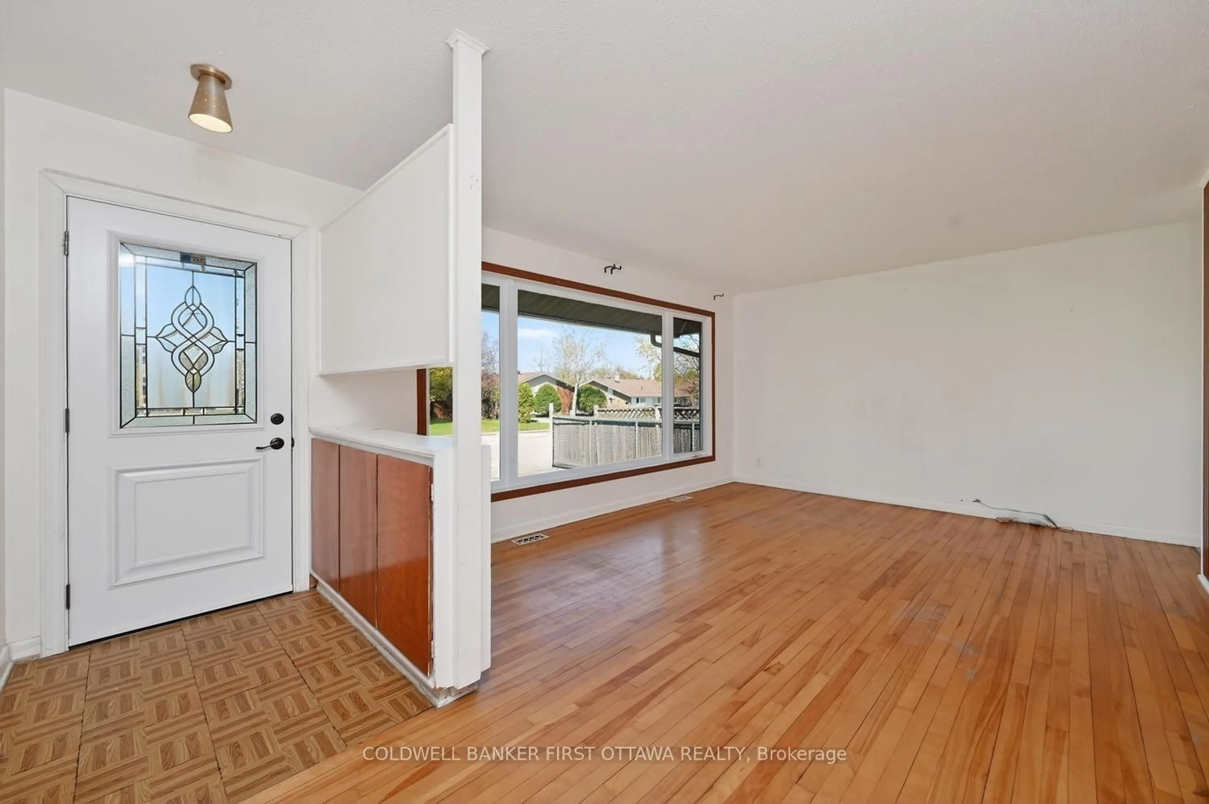 Indoor entryway for 2128 Kingsley Rd, Ottawa Ontario K2C 2X5