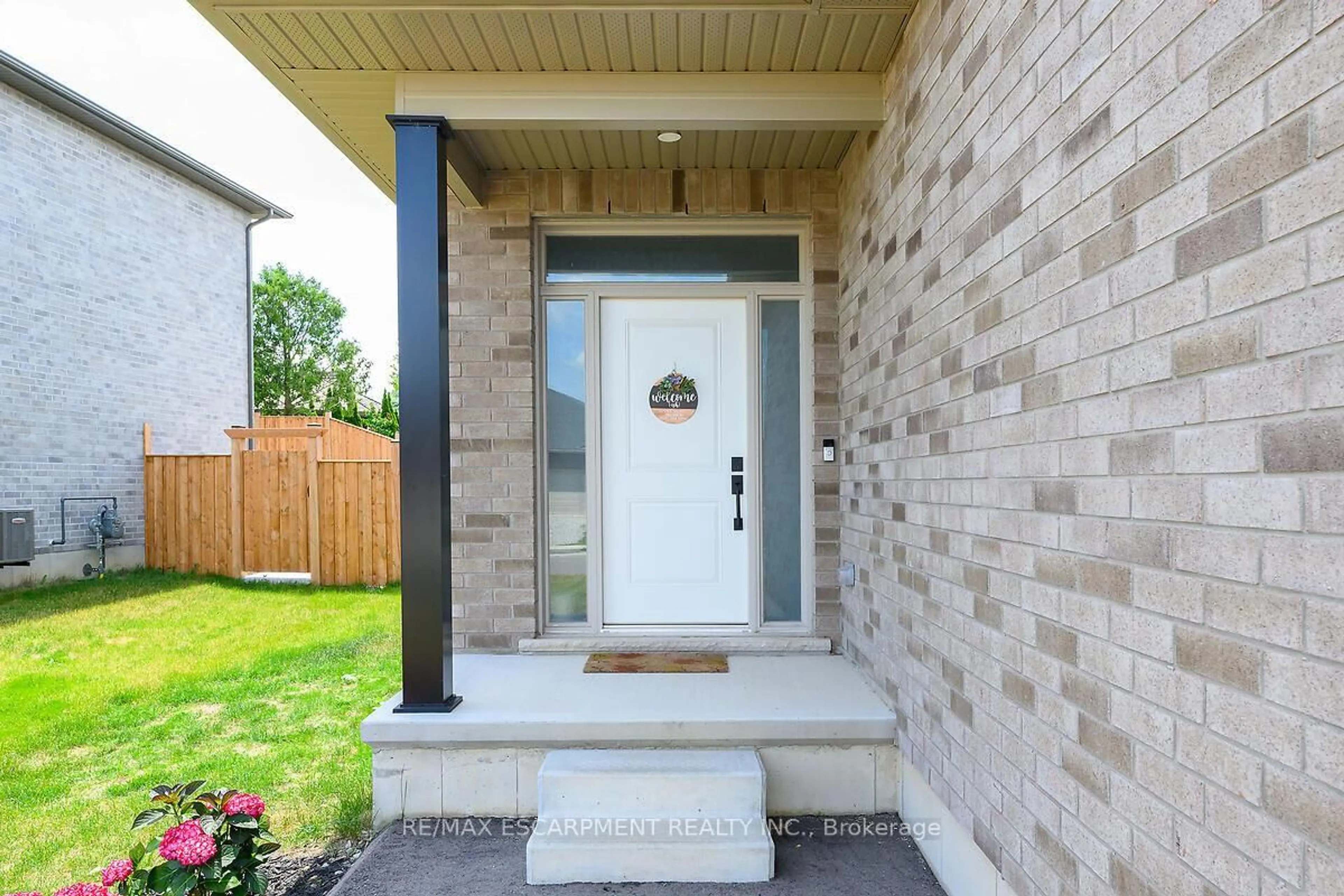Indoor entryway for 58 Peachleaf Lane, Norfolk Ontario N0E 1Y0