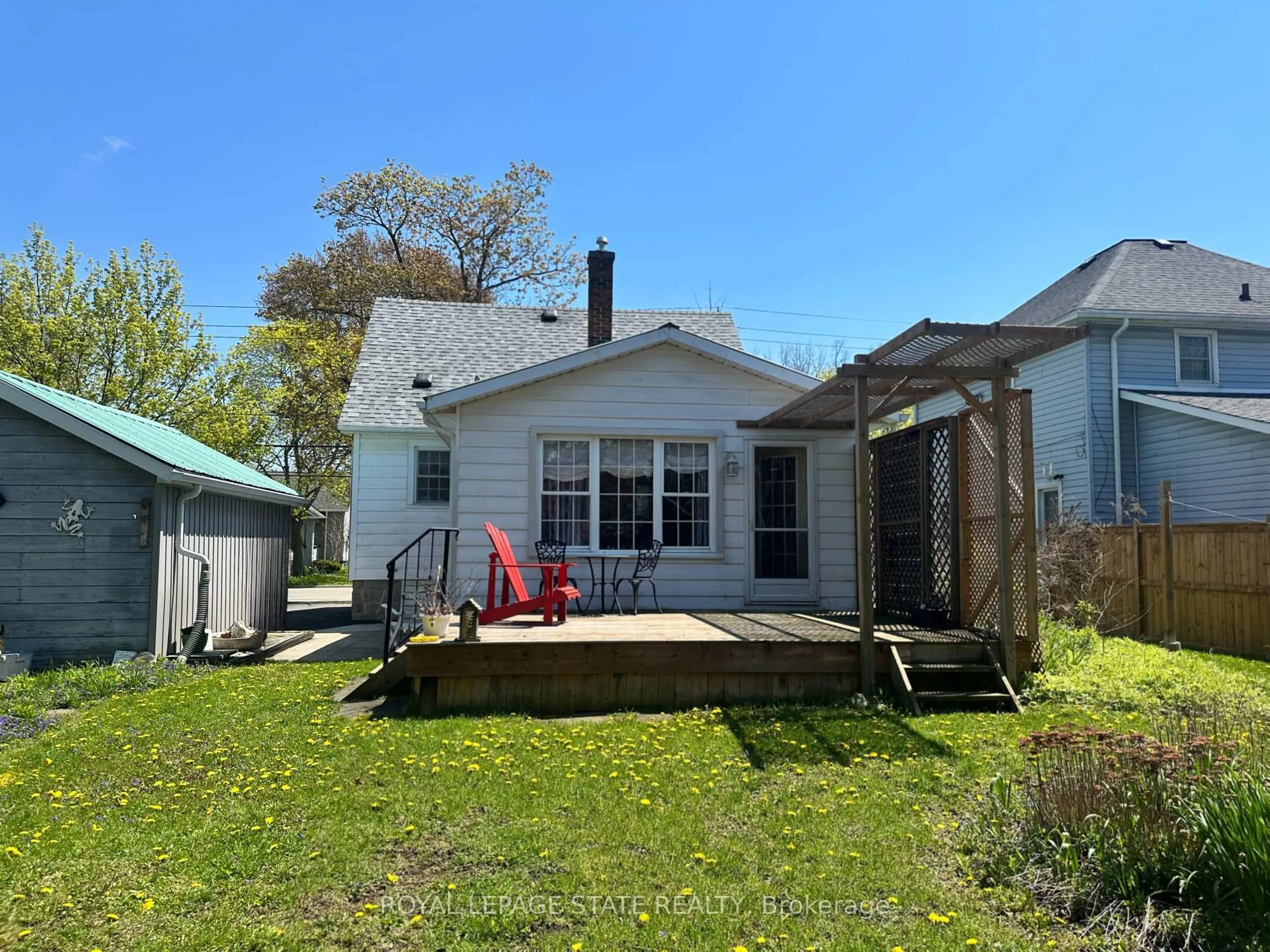 A pic from outside/outdoor area/front of a property/back of a property/a pic from drone, street for 618 Pine St, Haldimand Ontario N1A 2M2