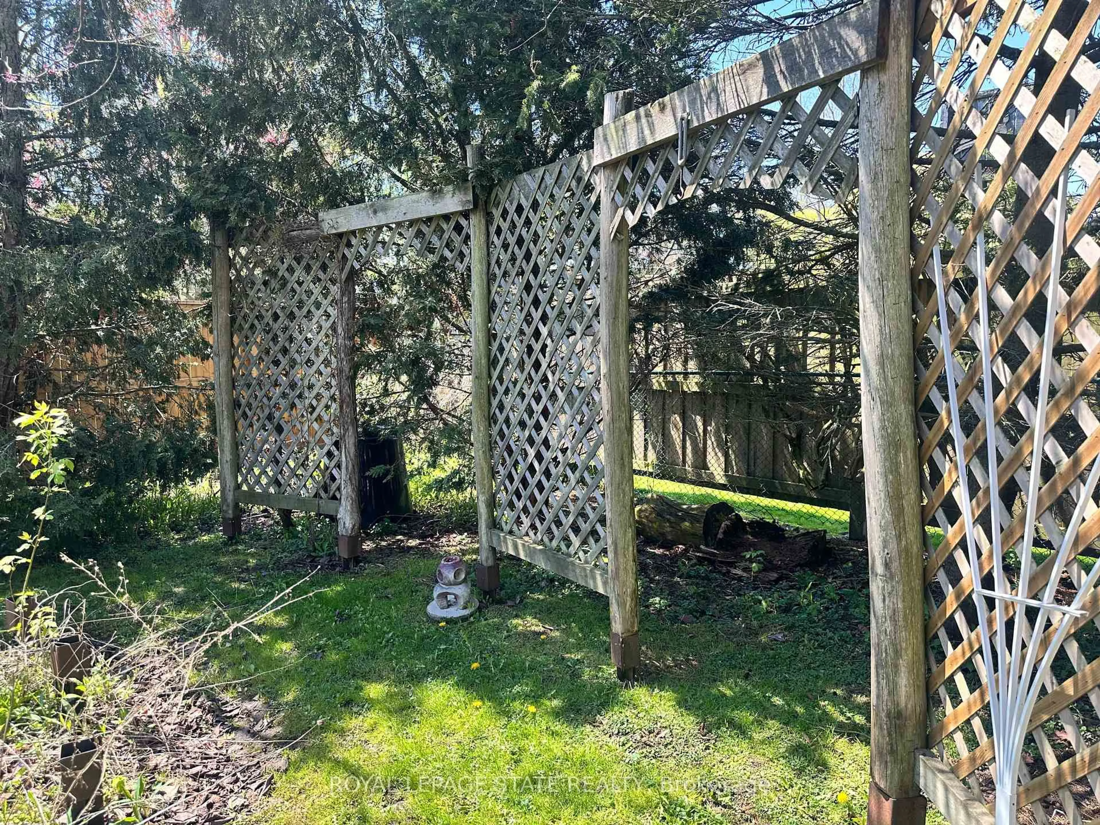 Patio, forest/trees view for 618 Pine St, Haldimand Ontario N1A 2M2