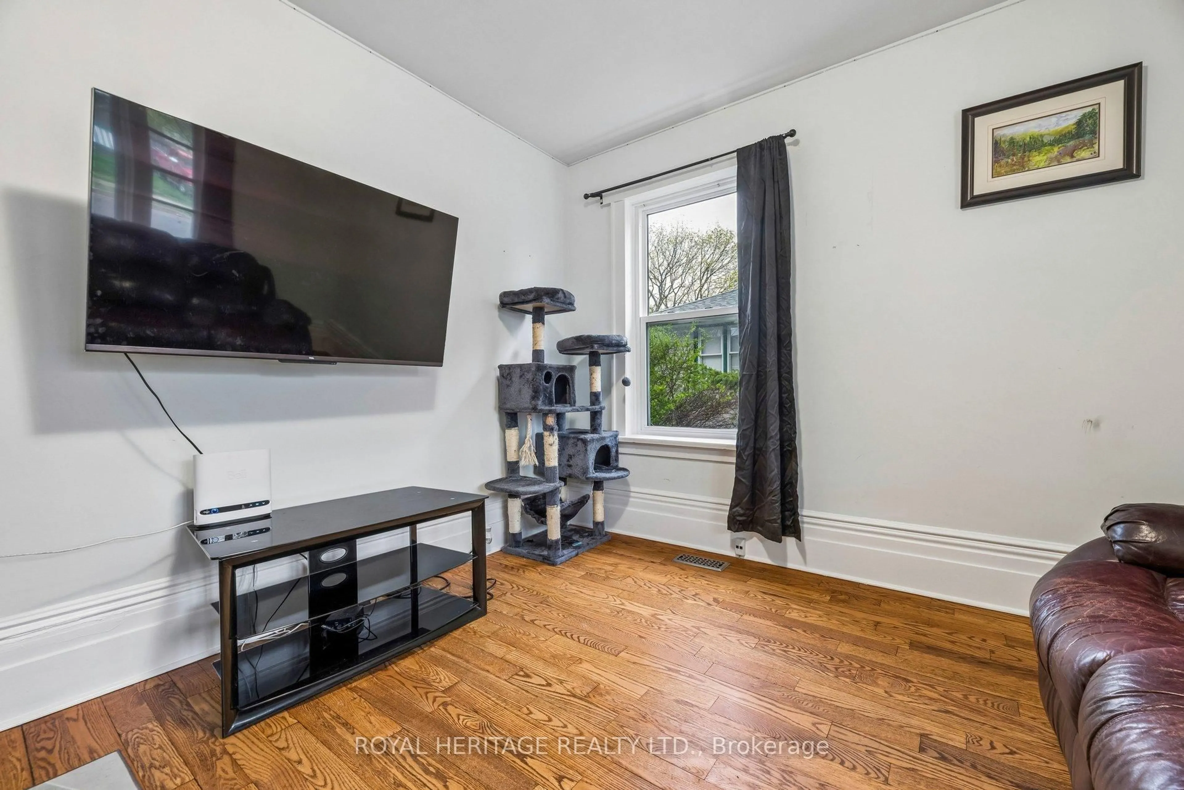 Home theater for 505 Paterson St, Peterborough Ontario K9J 4P8
