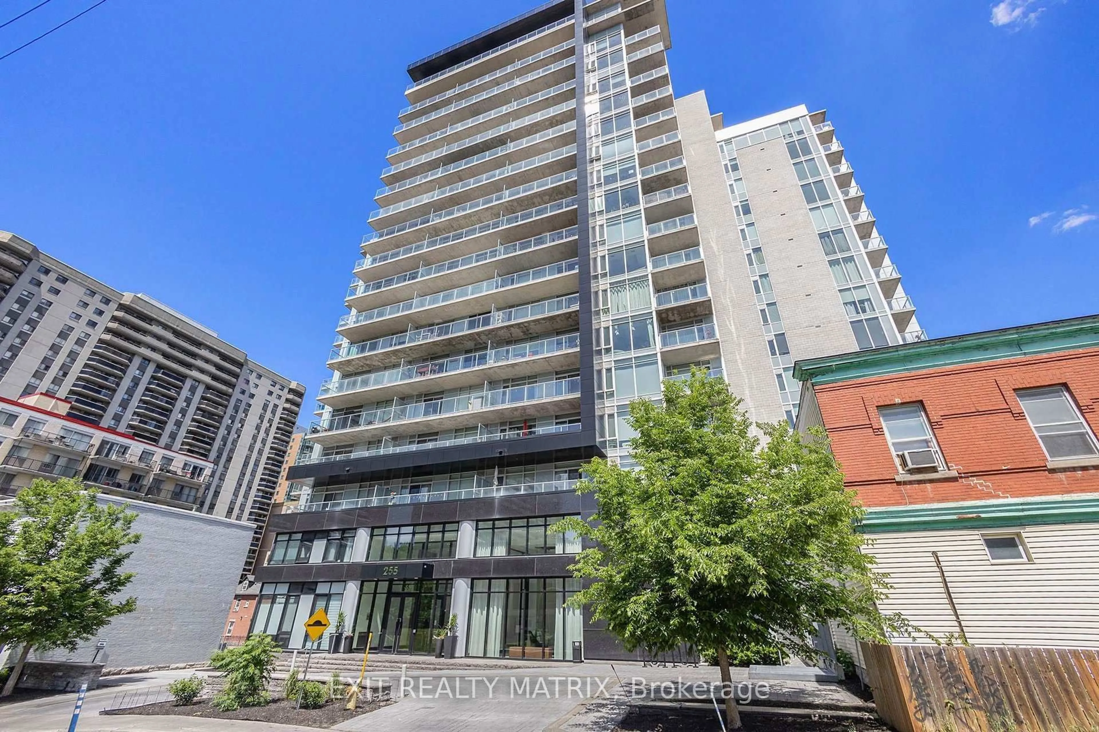 Patio, building for 255 Bay St #405, Ottawa Ontario K1R 0C5