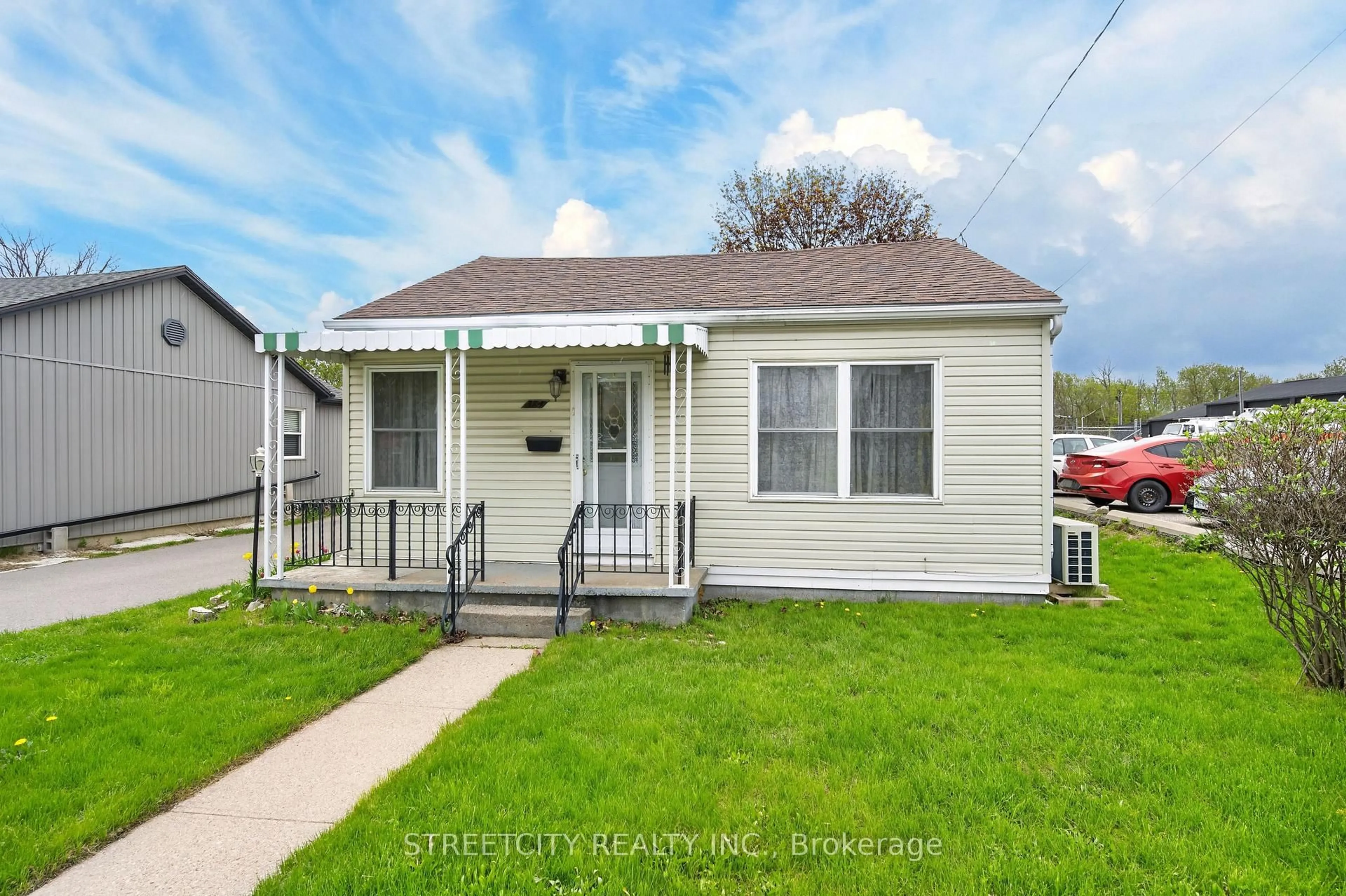 Home with vinyl exterior material, street for 384 Brock St, Brantford Ontario N3S 5Y7