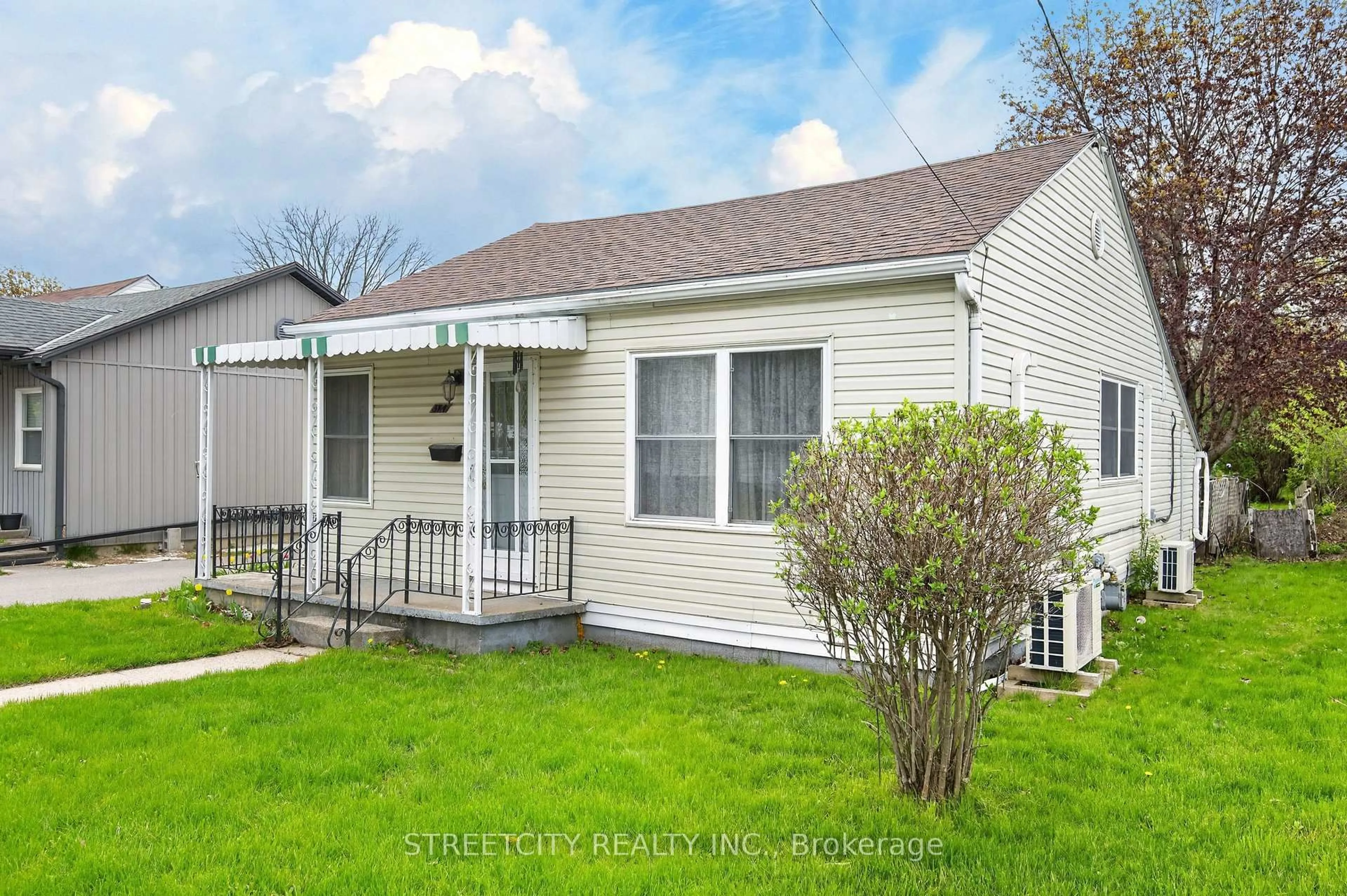 Home with vinyl exterior material, street for 384 Brock St, Brantford Ontario N3S 5Y7