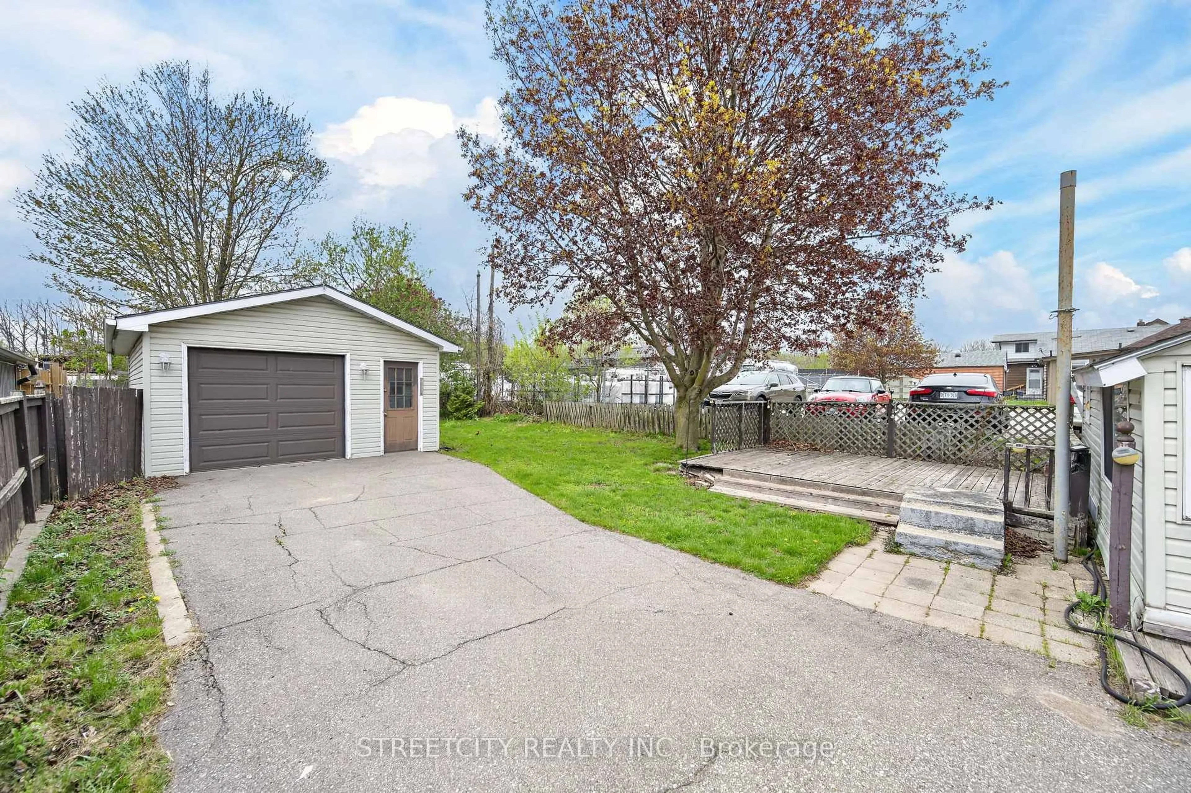 A pic from outside/outdoor area/front of a property/back of a property/a pic from drone, street for 384 Brock St, Brantford Ontario N3S 5Y7