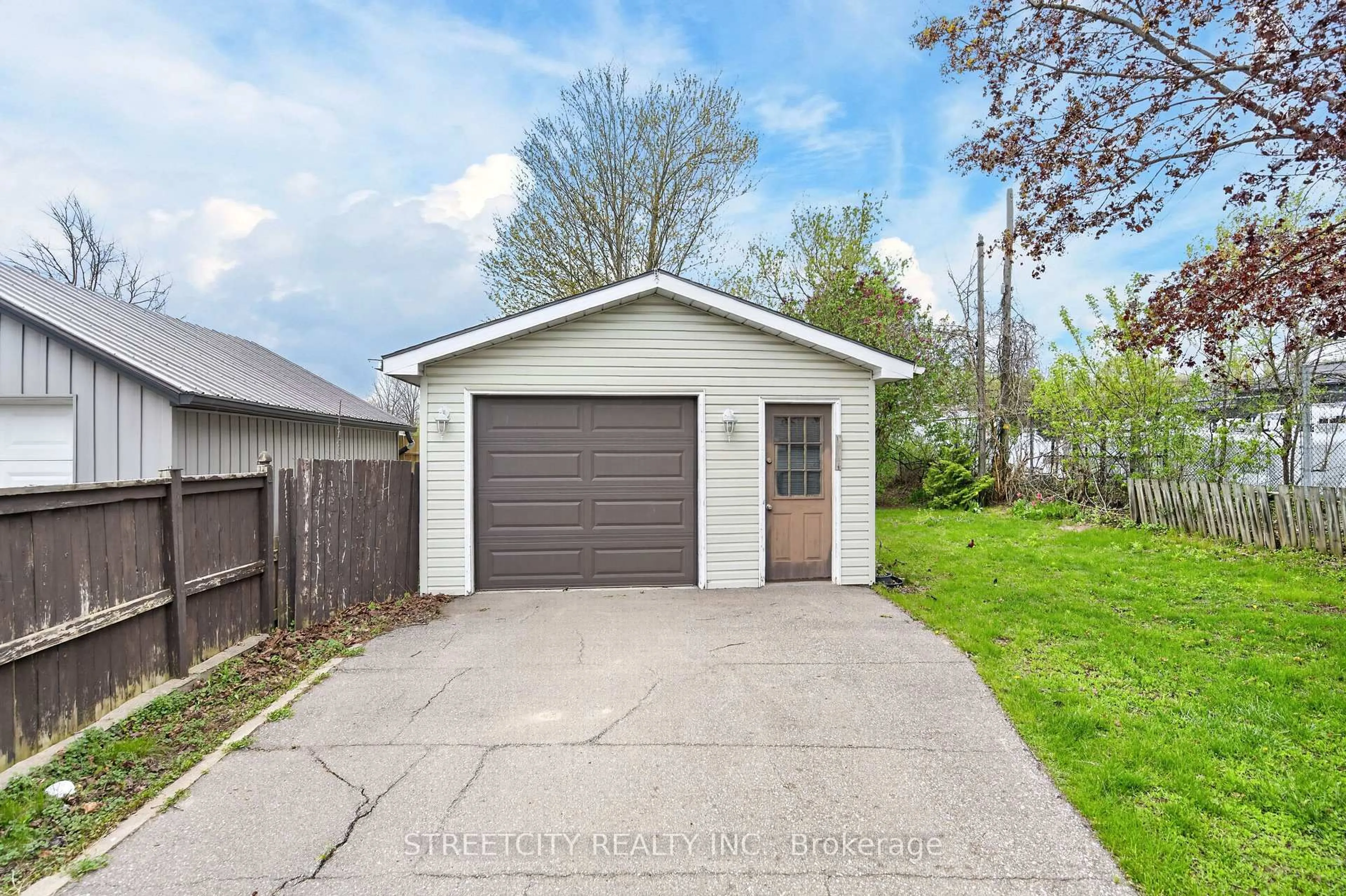 Unknown for 384 Brock St, Brantford Ontario N3S 5Y7