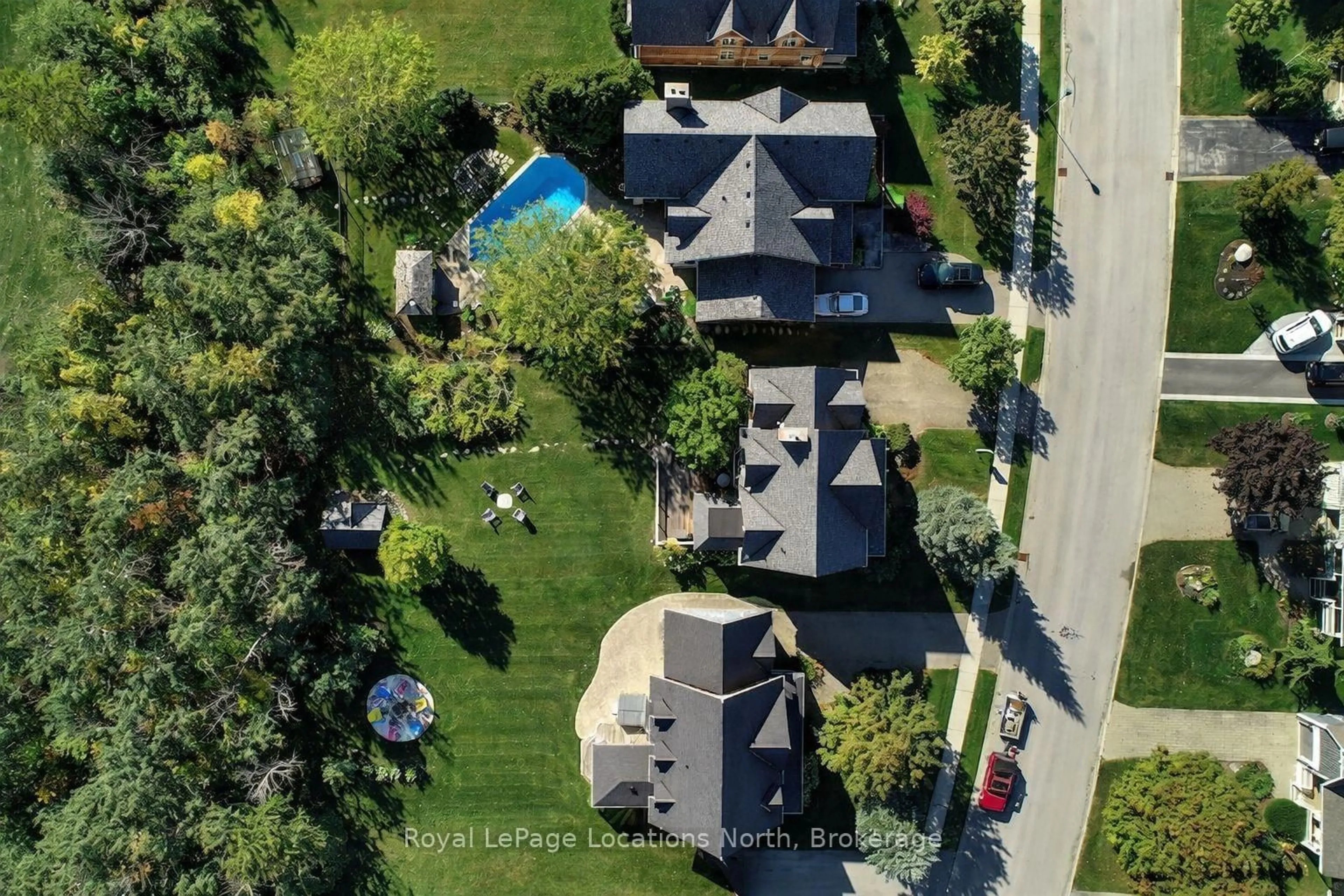 A pic from outside/outdoor area/front of a property/back of a property/a pic from drone, street for 202 Snowbridge Way, Blue Mountains Ontario L9Y 0V1