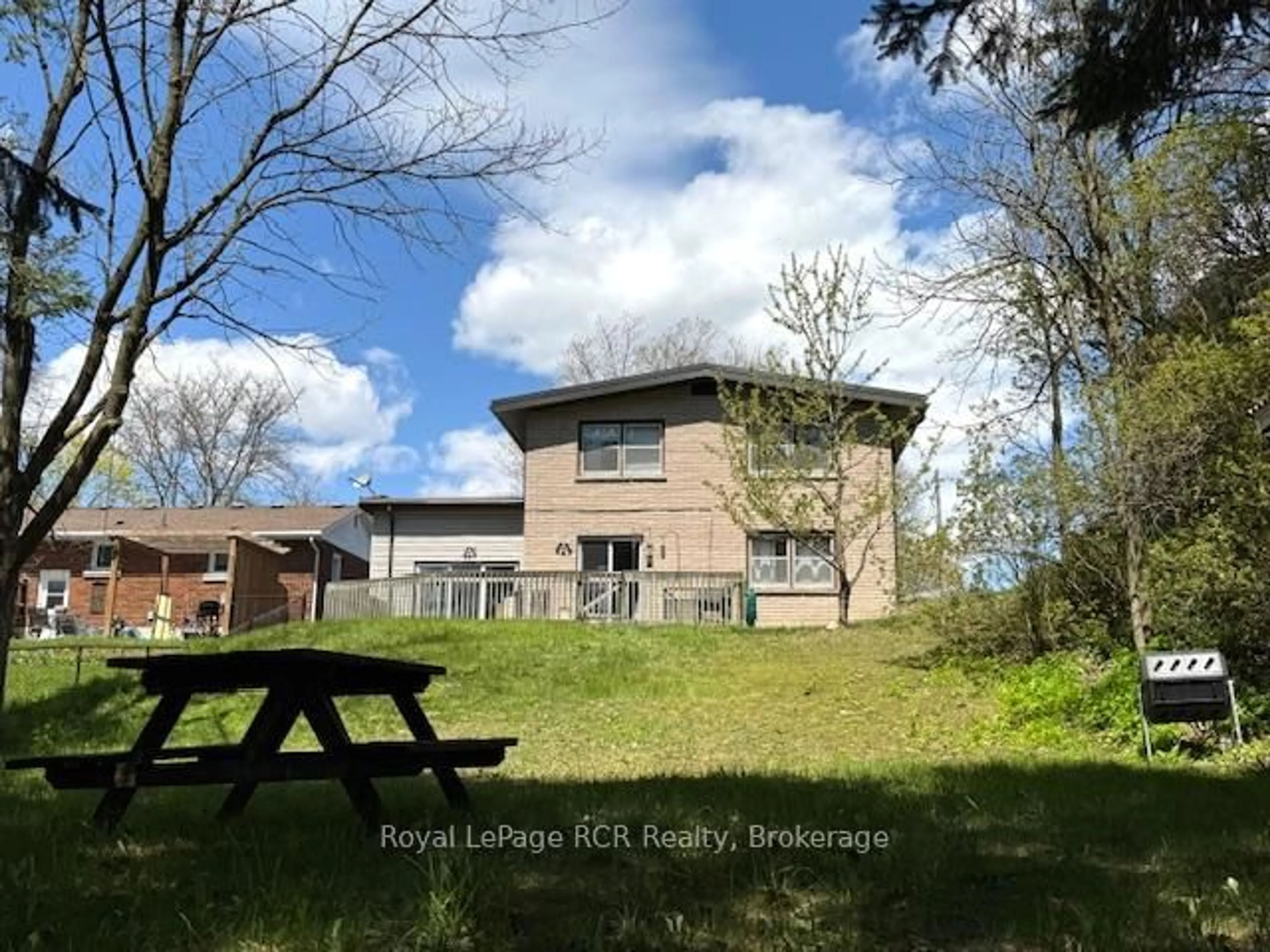A pic from outside/outdoor area/front of a property/back of a property/a pic from drone, building for 49 7th St, Hanover Ontario N4N 1G3