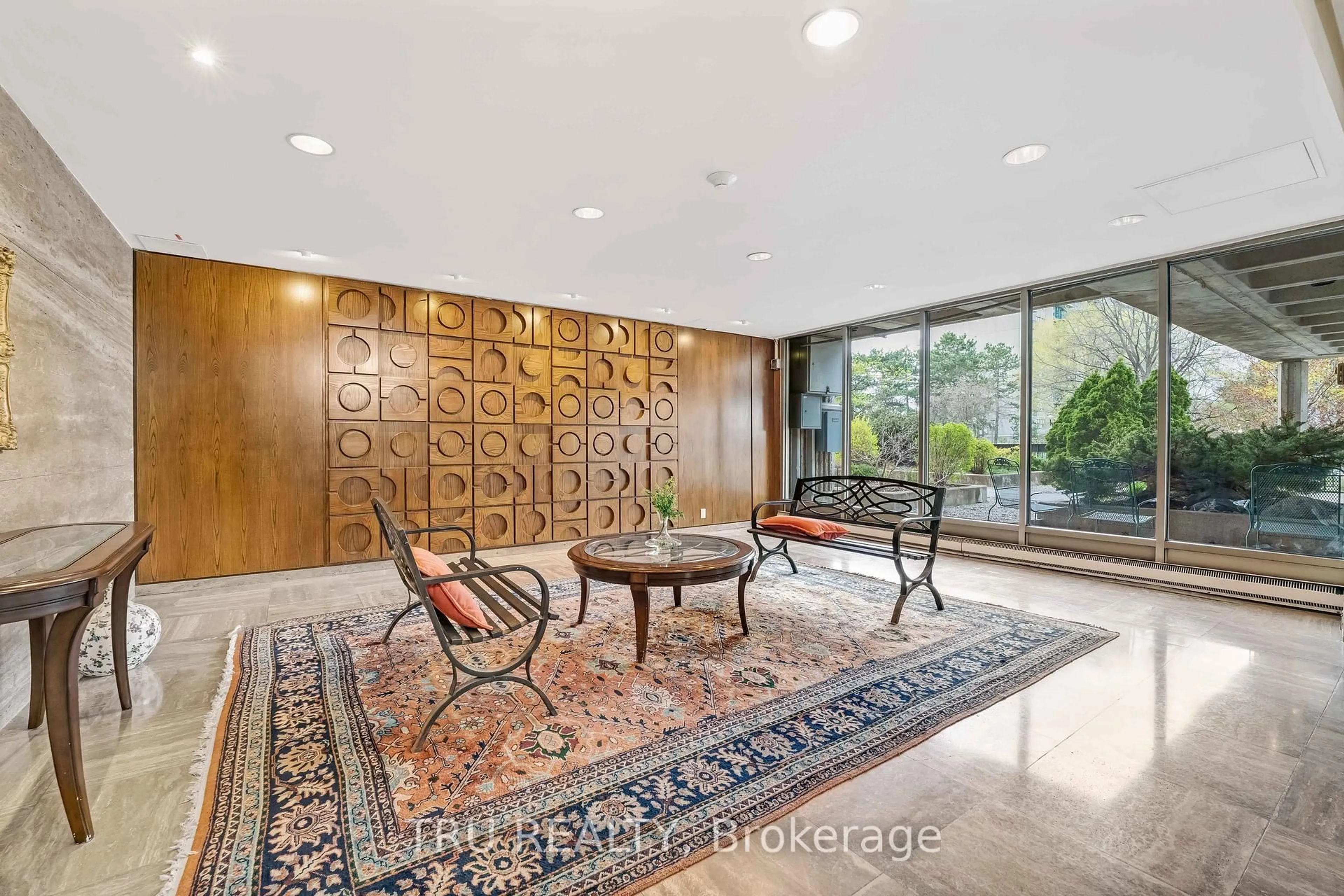 Indoor foyer for 2625 REGINA St #1504, Ottawa Ontario K2B 5W8