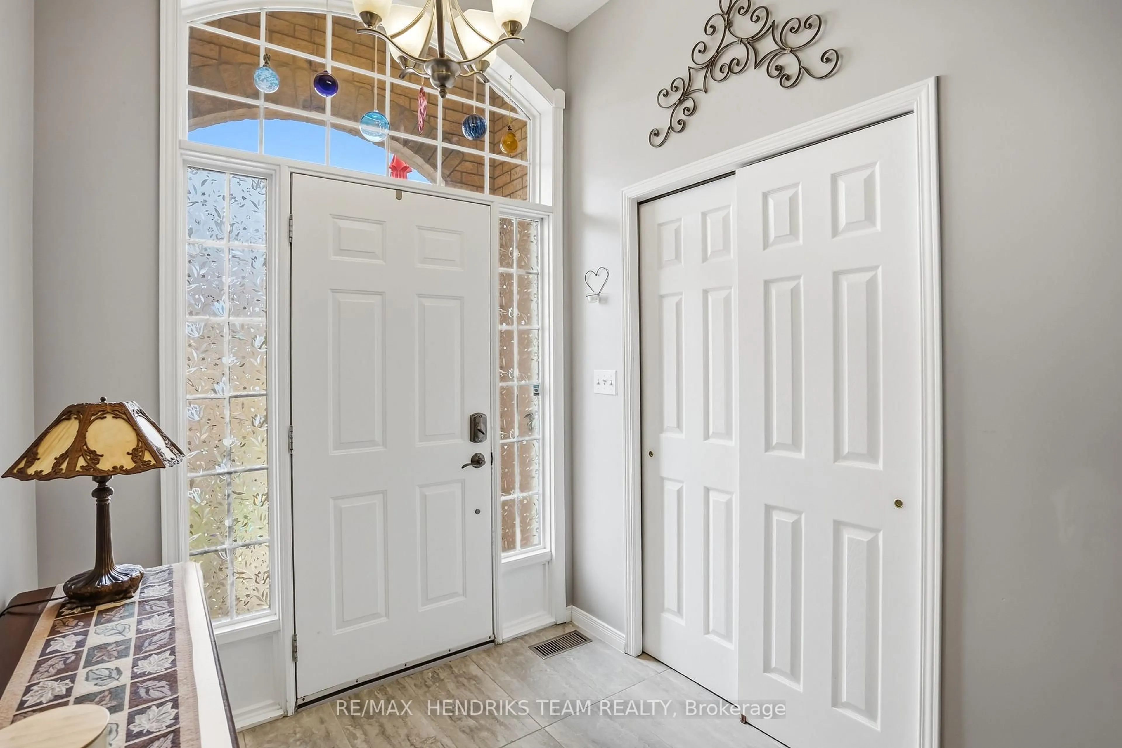 Indoor entryway for 176 Livingston Ave #3, Grimsby Ontario L3M 5P1
