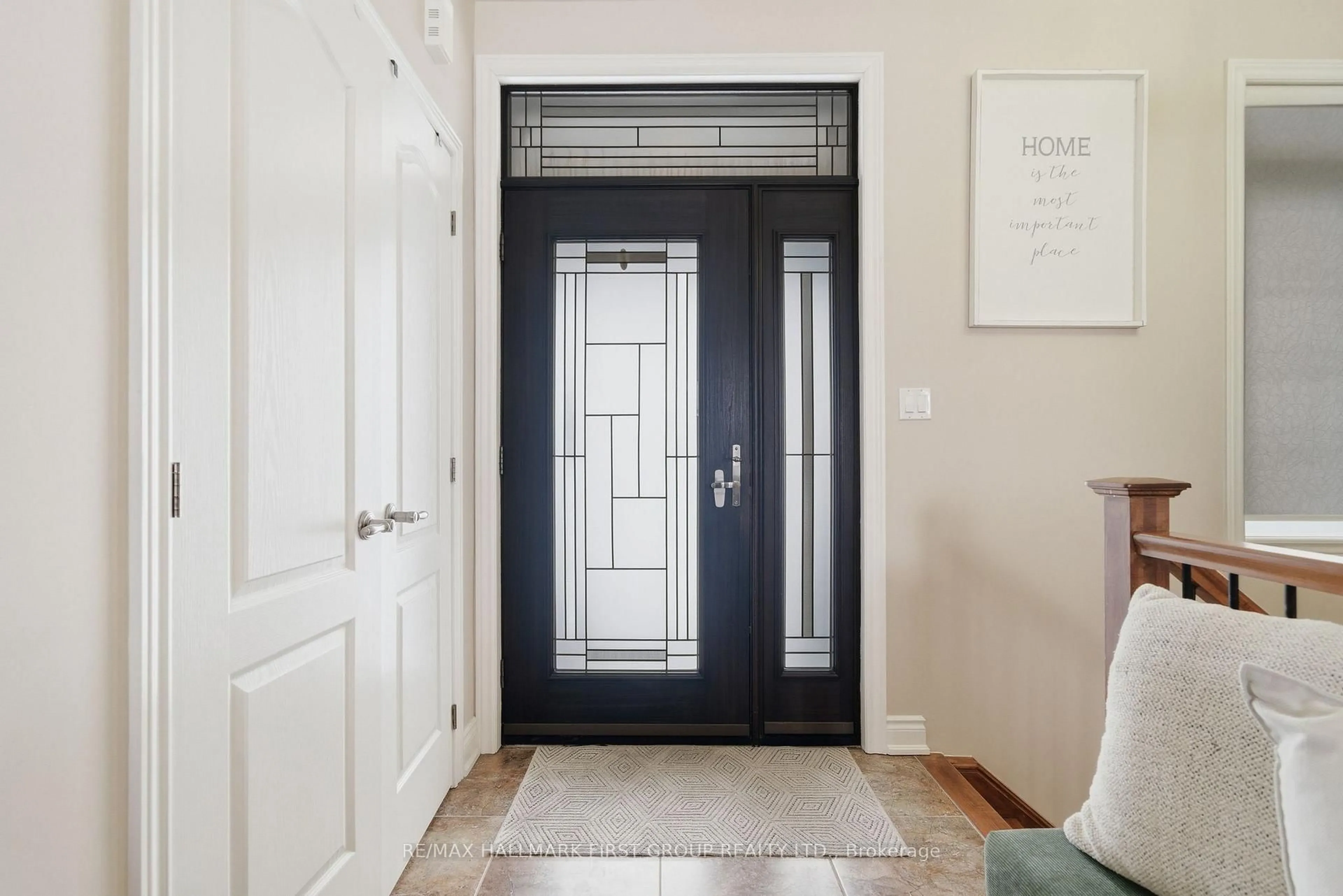 Indoor entryway for 113 PINNACLE St, Brighton Ontario K0K 1H0