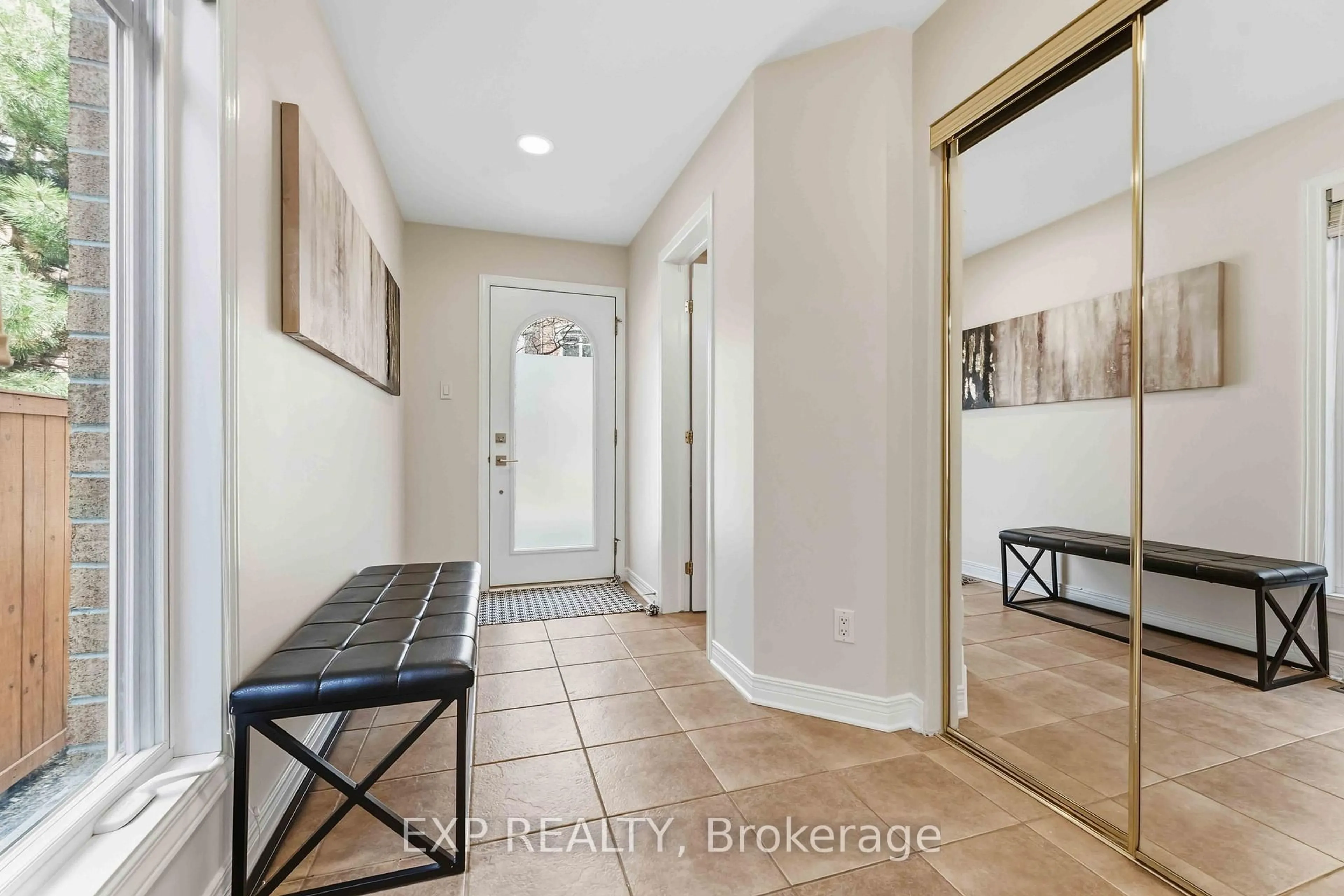 Indoor entryway for 239 West Village Private, Ottawa Ontario K1Z 1E2