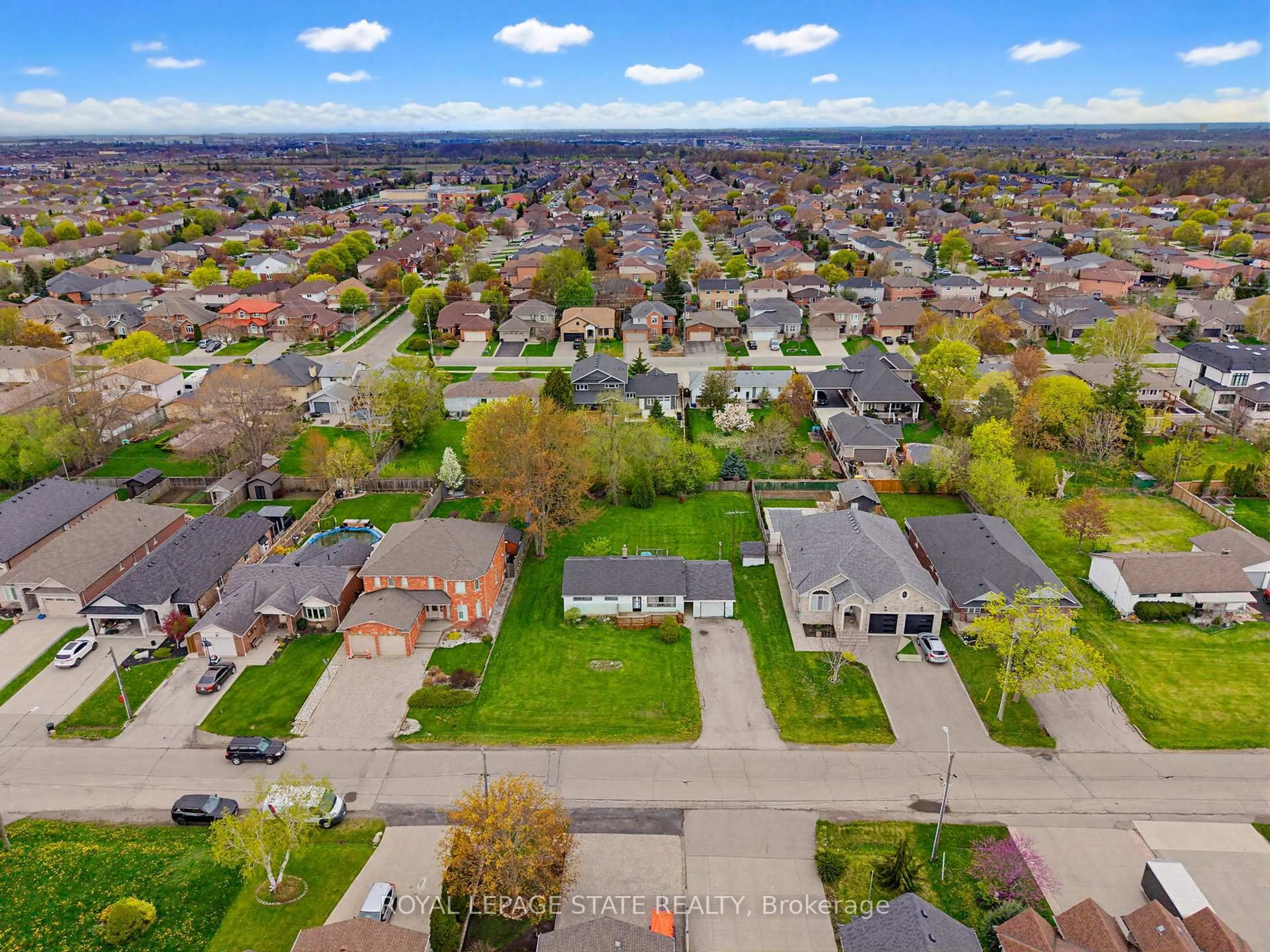 A pic from outside/outdoor area/front of a property/back of a property/a pic from drone, street for 29 Leckie Ave, Hamilton Ontario L8J 2S7