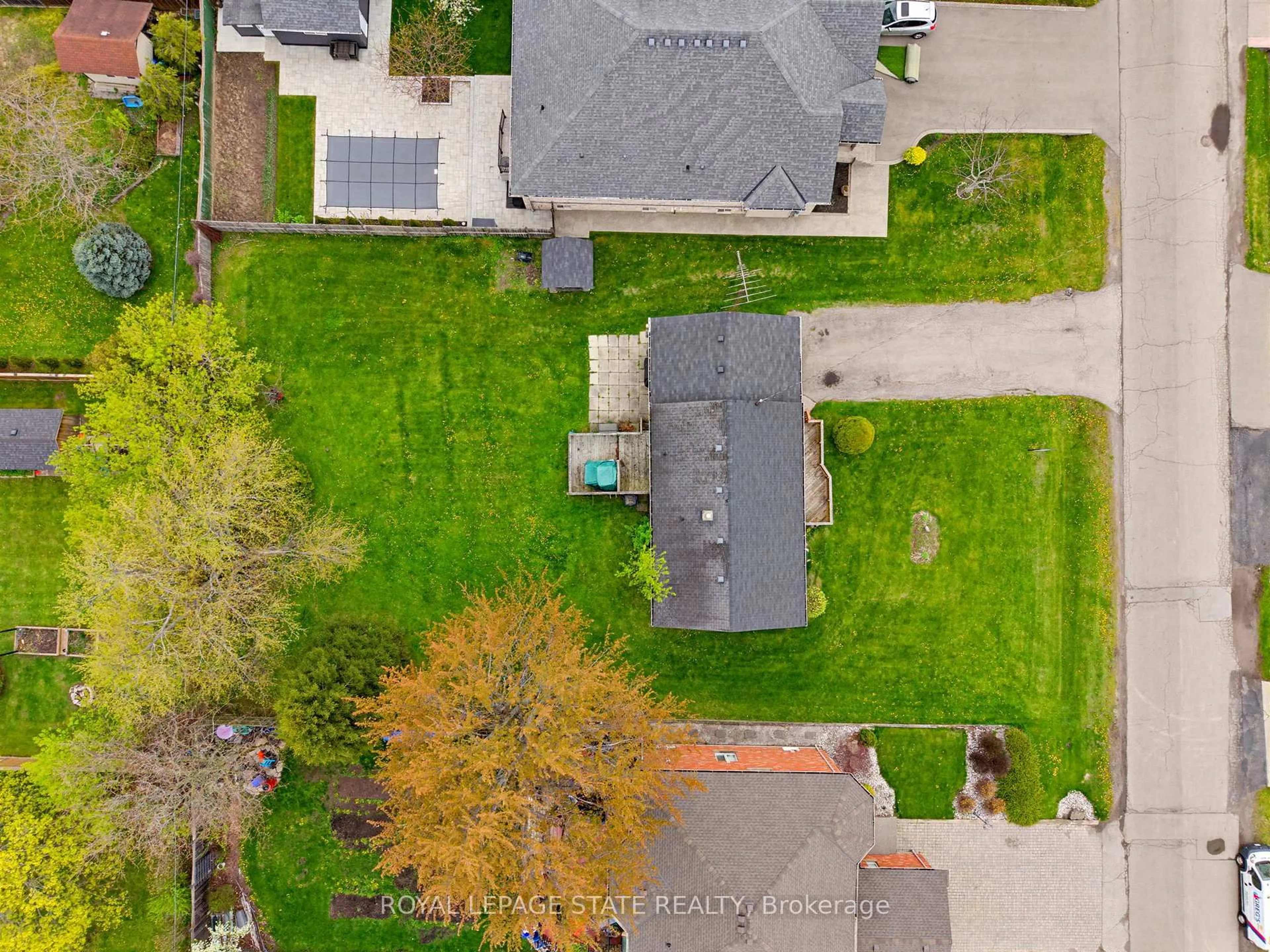 A pic from outside/outdoor area/front of a property/back of a property/a pic from drone, street for 29 Leckie Ave, Hamilton Ontario L8J 2S7