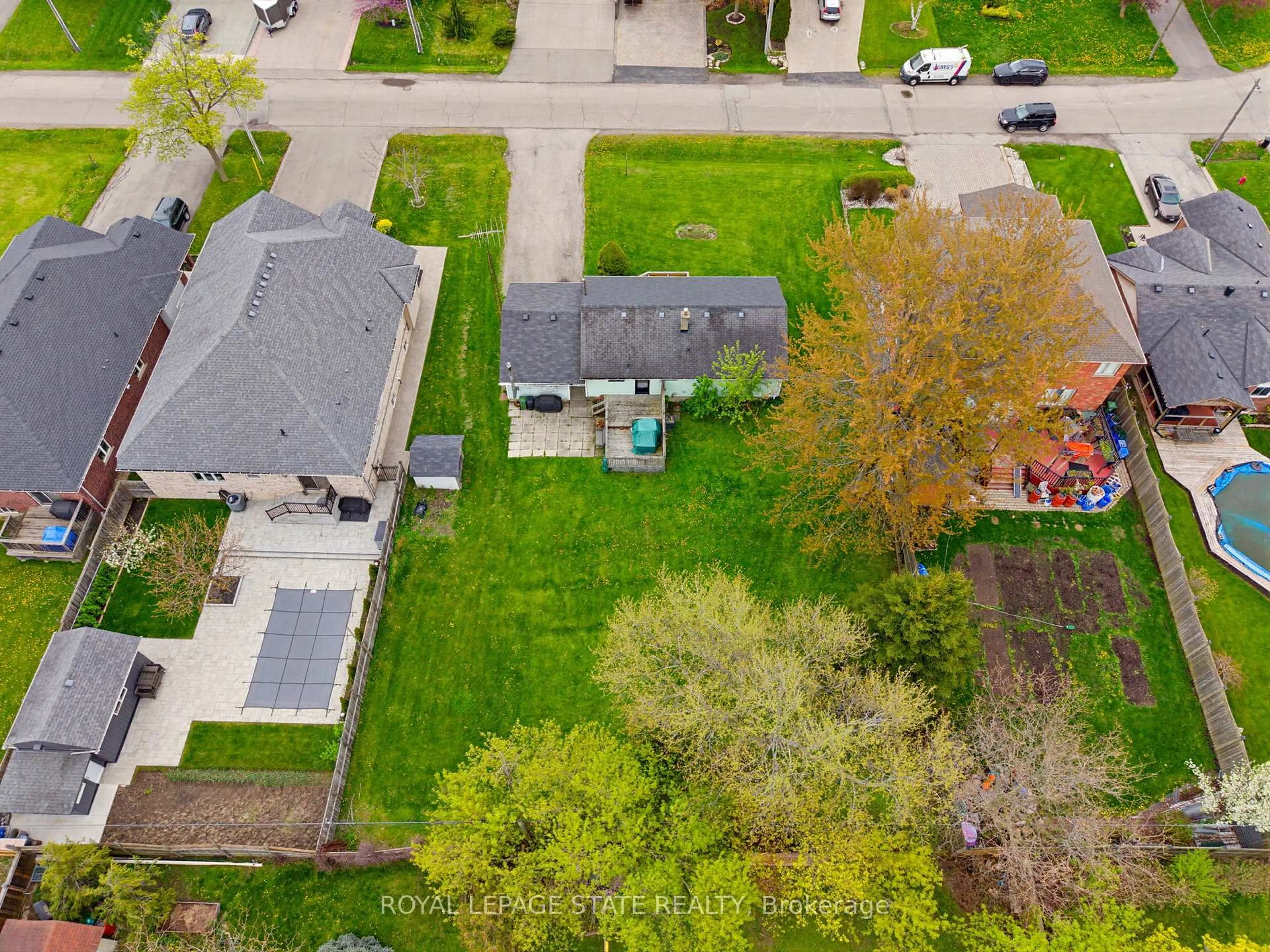 A pic from outside/outdoor area/front of a property/back of a property/a pic from drone, street for 29 Leckie Ave, Hamilton Ontario L8J 2S7