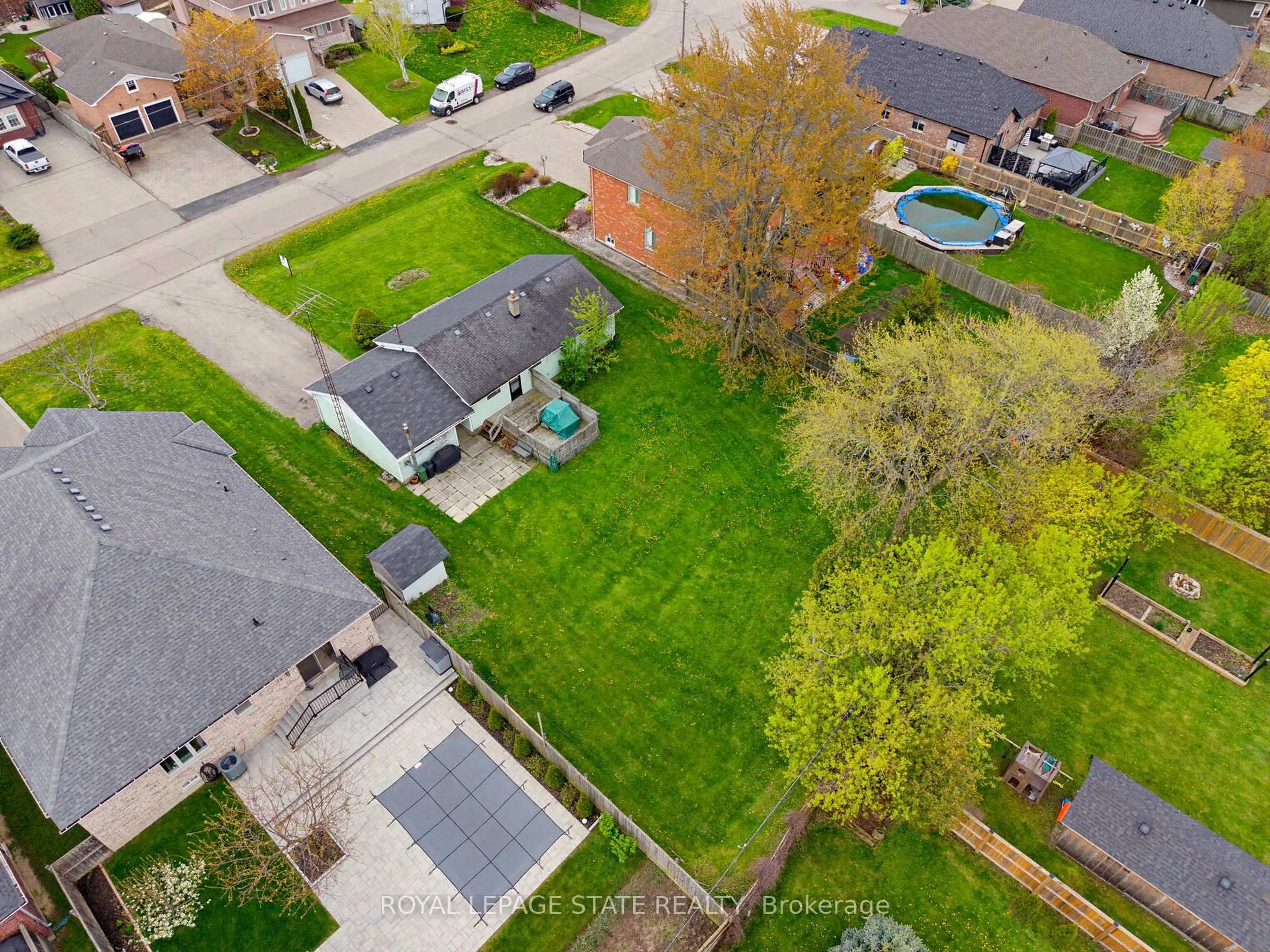 A pic from outside/outdoor area/front of a property/back of a property/a pic from drone, street for 29 Leckie Ave, Hamilton Ontario L8J 2S7