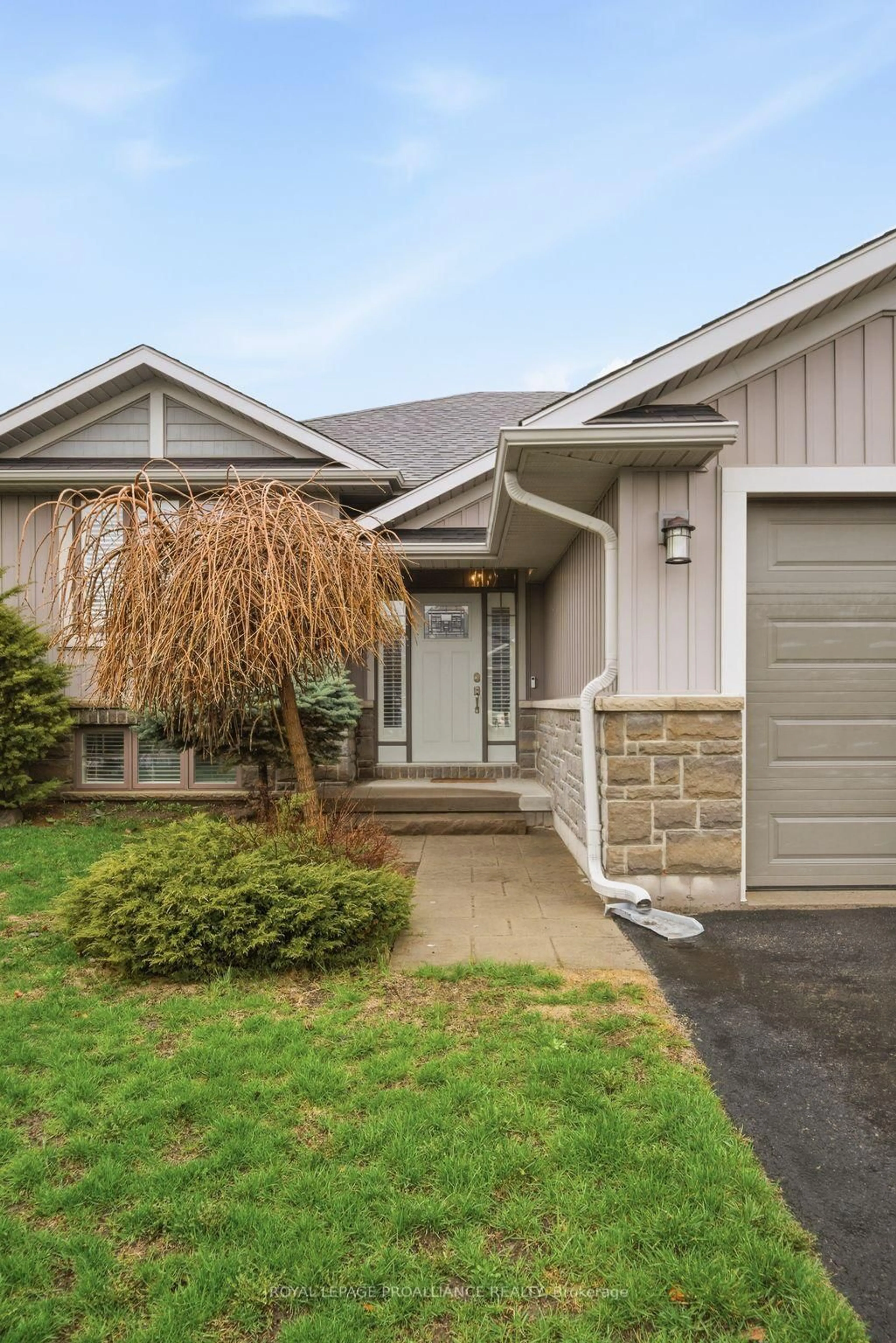 Home with vinyl exterior material, street for 20 BUTTERNUT Crt, Belleville Ontario K8P 0C5