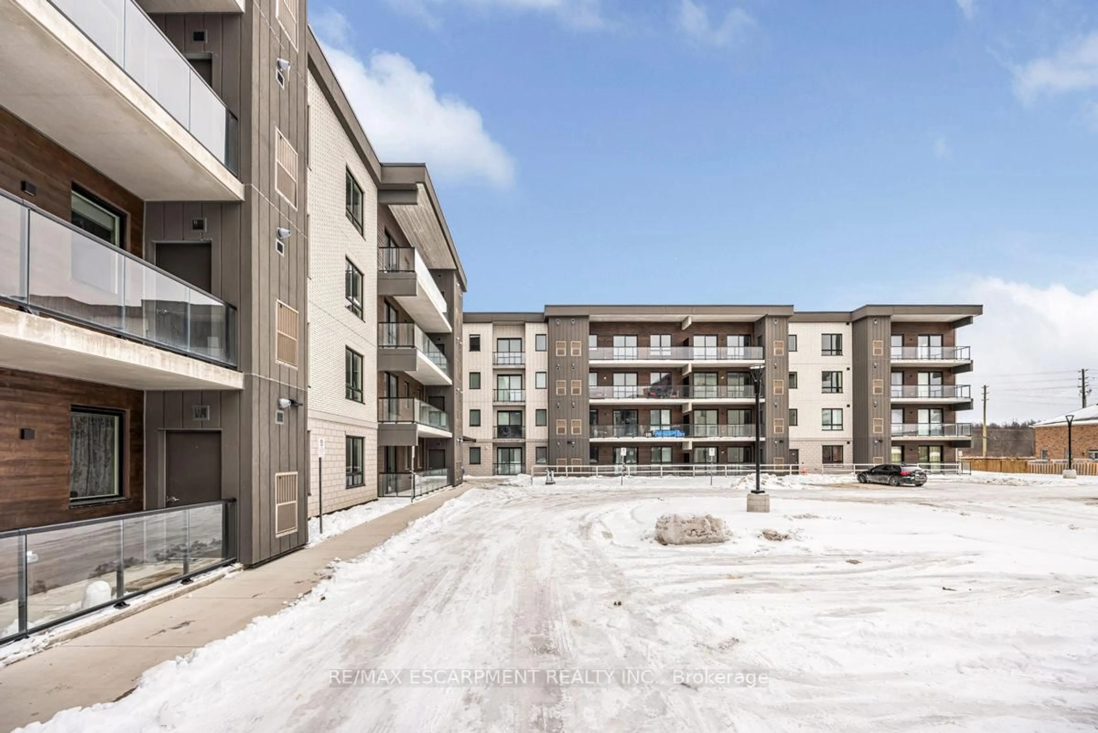 Patio, building for 7549A Kalar Rd #407, Niagara Falls Ontario L2H 3W6