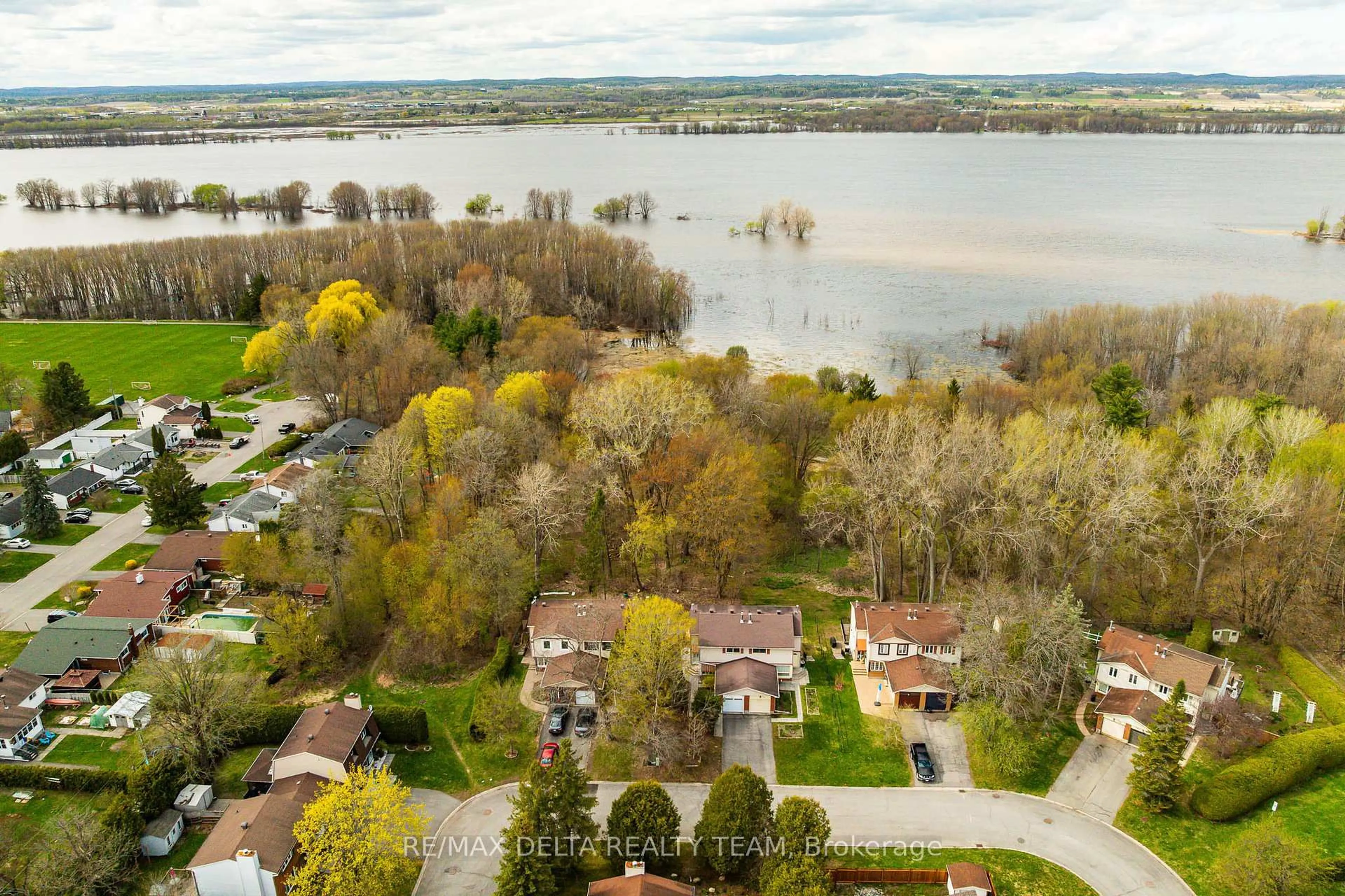 A pic from outside/outdoor area/front of a property/back of a property/a pic from drone, water/lake/river/ocean view for 796 Vinette Cres, Ottawa Ontario K1E 1W9