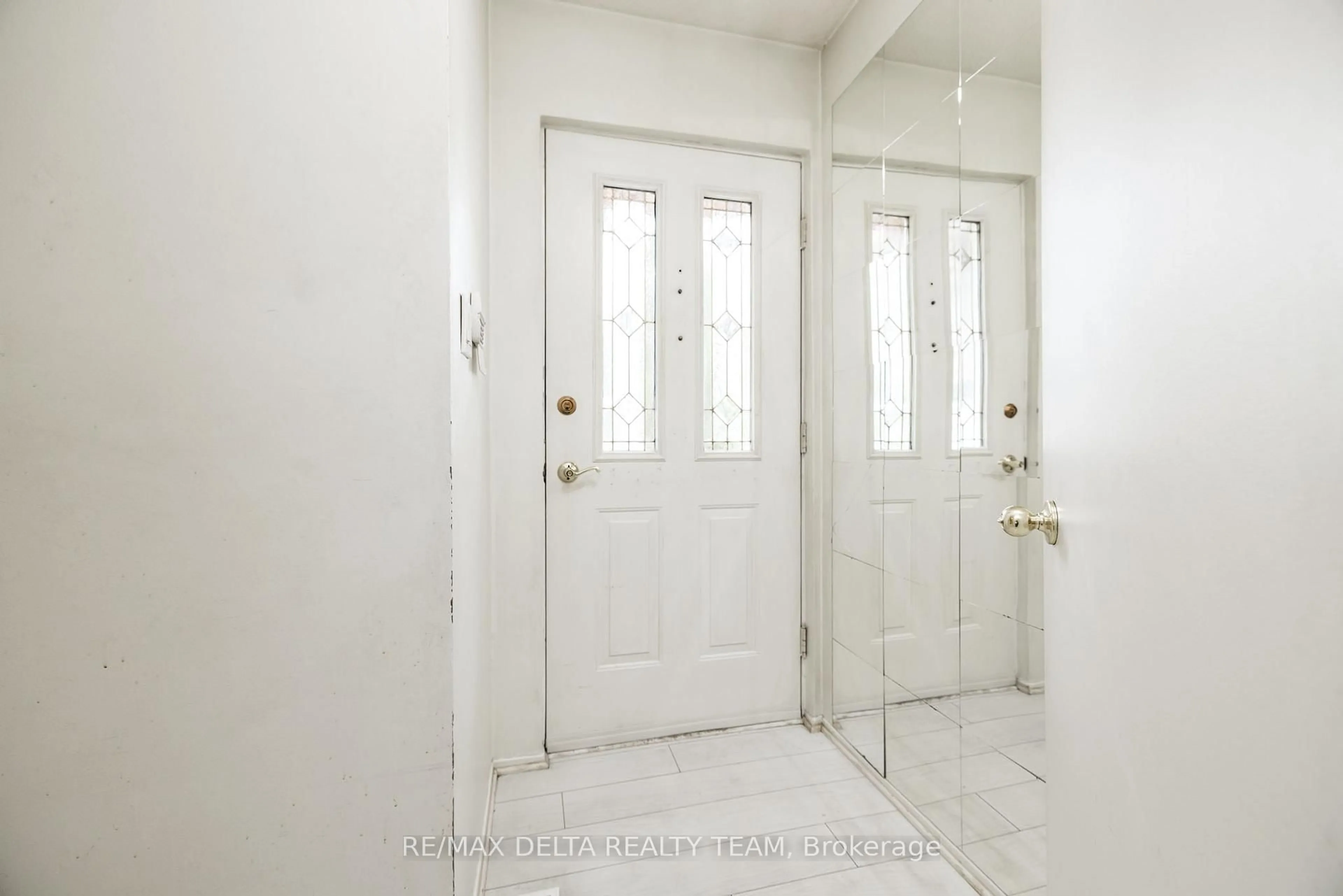 Indoor foyer for 796 Vinette Cres, Ottawa Ontario K1E 1W9