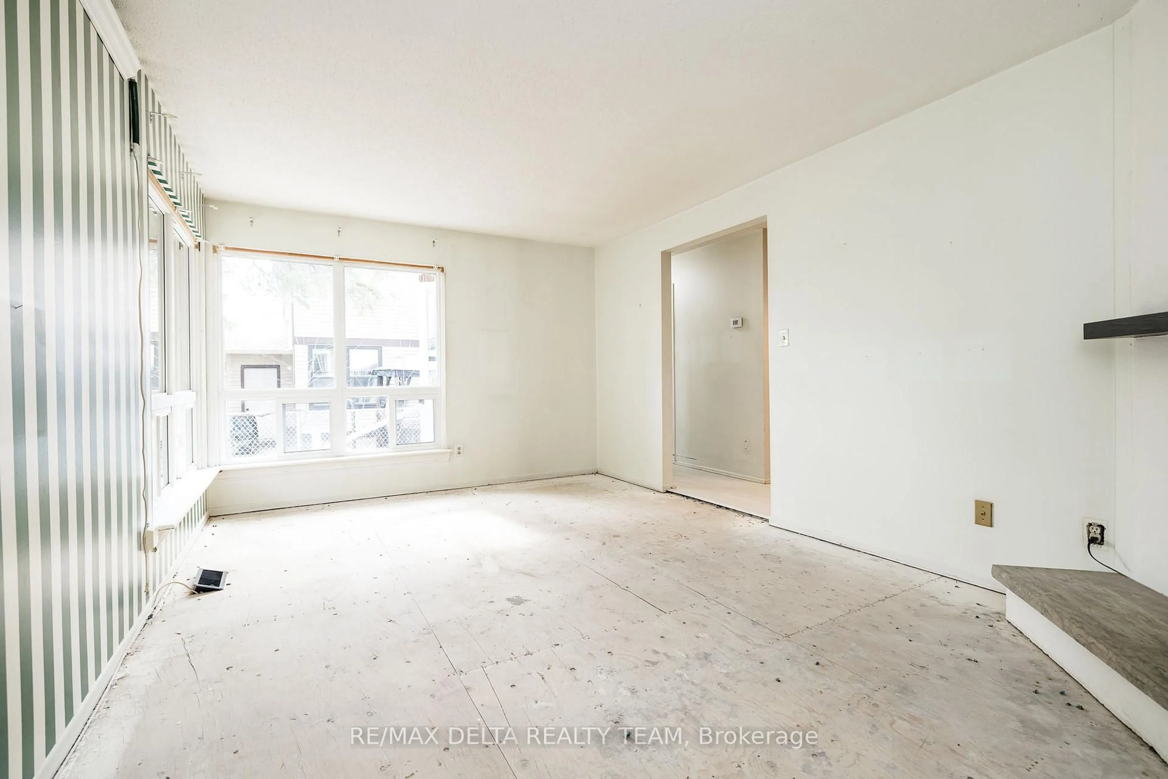 A pic of a room for 796 Vinette Cres, Ottawa Ontario K1E 1W9