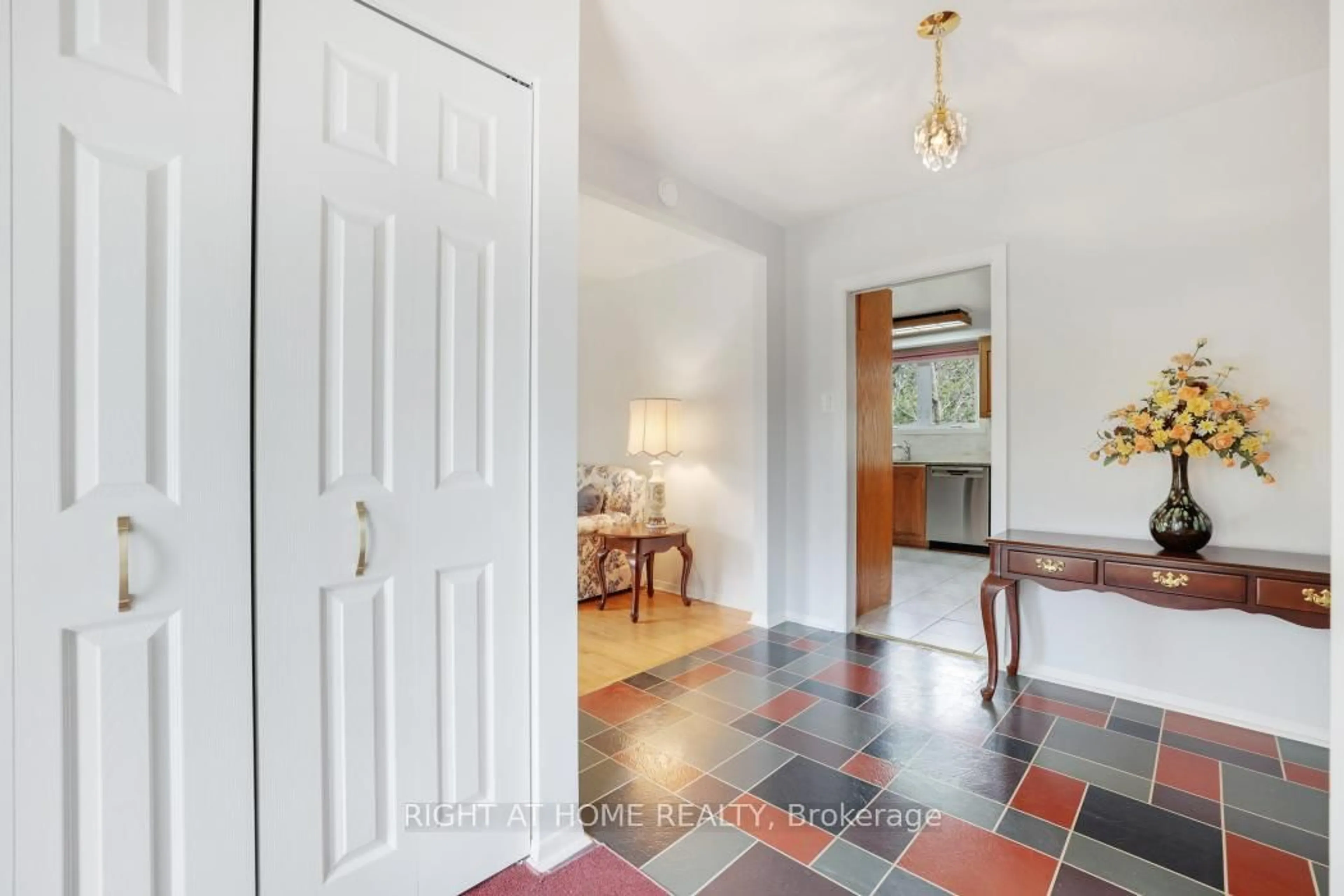 Indoor entryway for 16 Lambert Dr, Ottawa Ontario K2H 5Y4