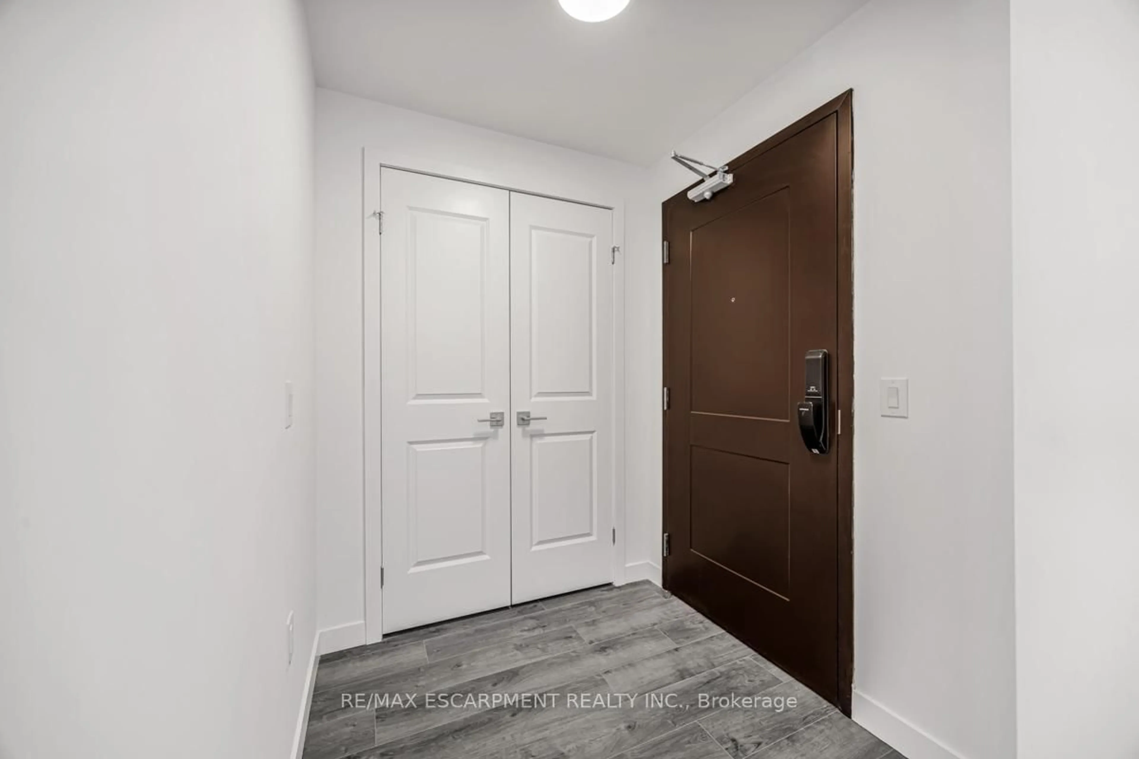 Indoor entryway for 7549A Kalar Rd #301, Niagara Falls Ontario L2H 3W6