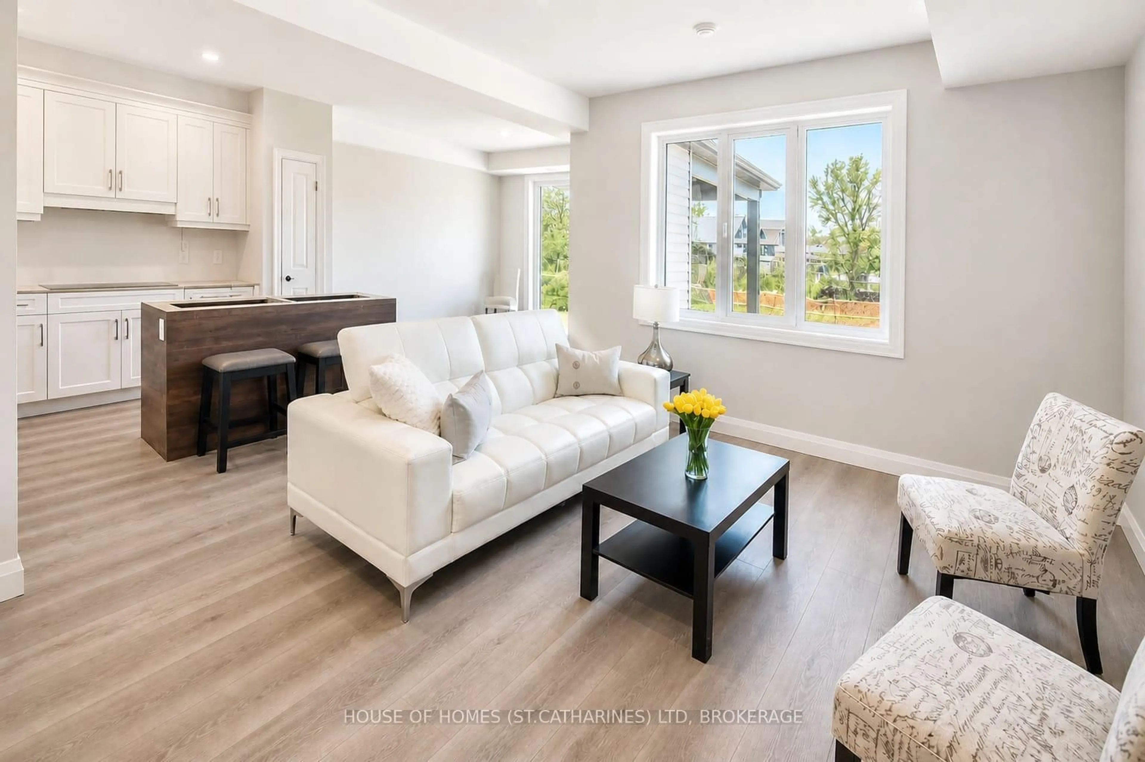 Living room with furniture, unknown for 948 BURWELL St, Fort Erie Ontario L2A 0E9