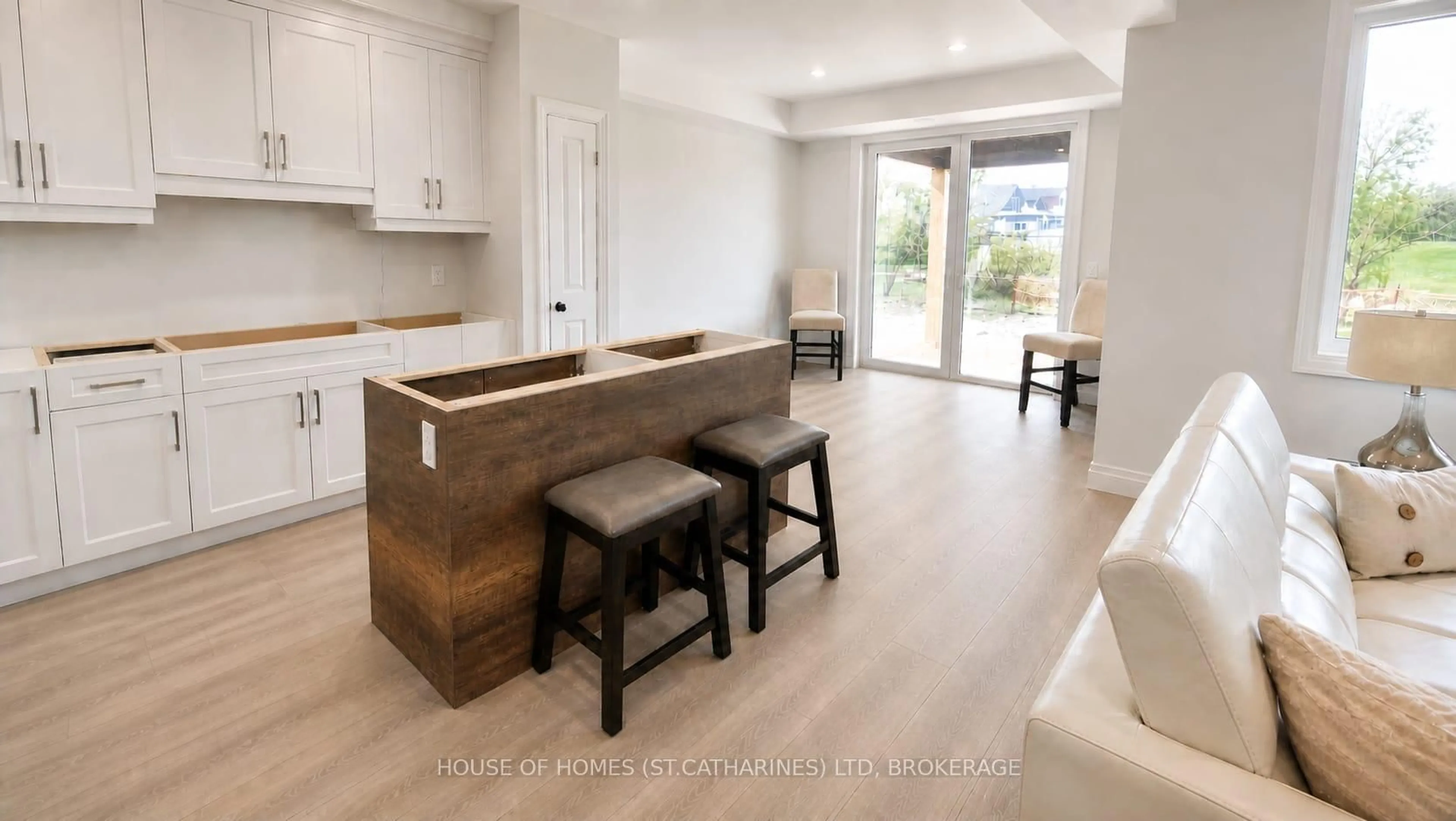 Open concept kitchen, unknown for 948 BURWELL St, Fort Erie Ontario L2A 0E9