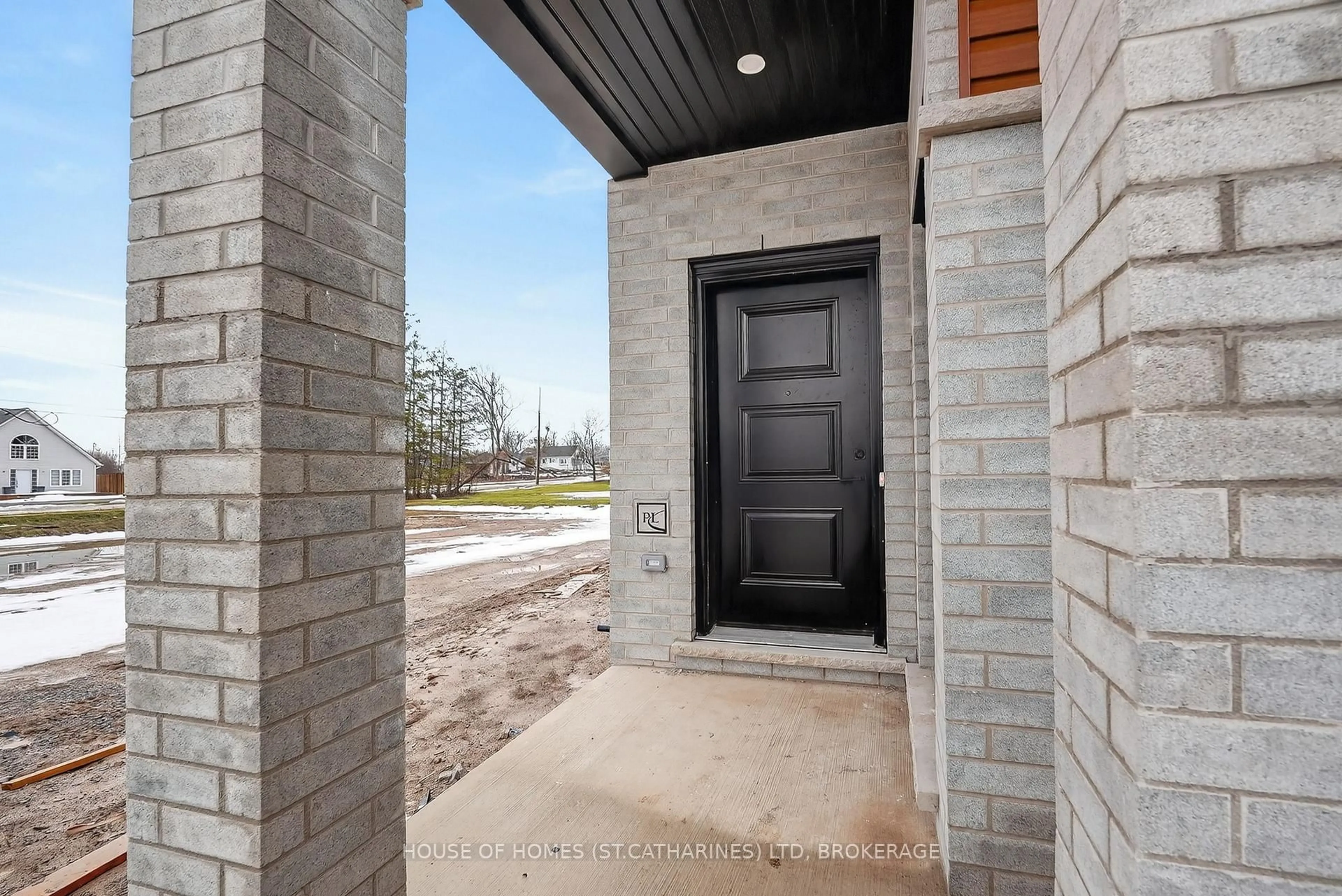 Indoor entryway for 950 Burwell St, Fort Erie Ontario L2A 0E9
