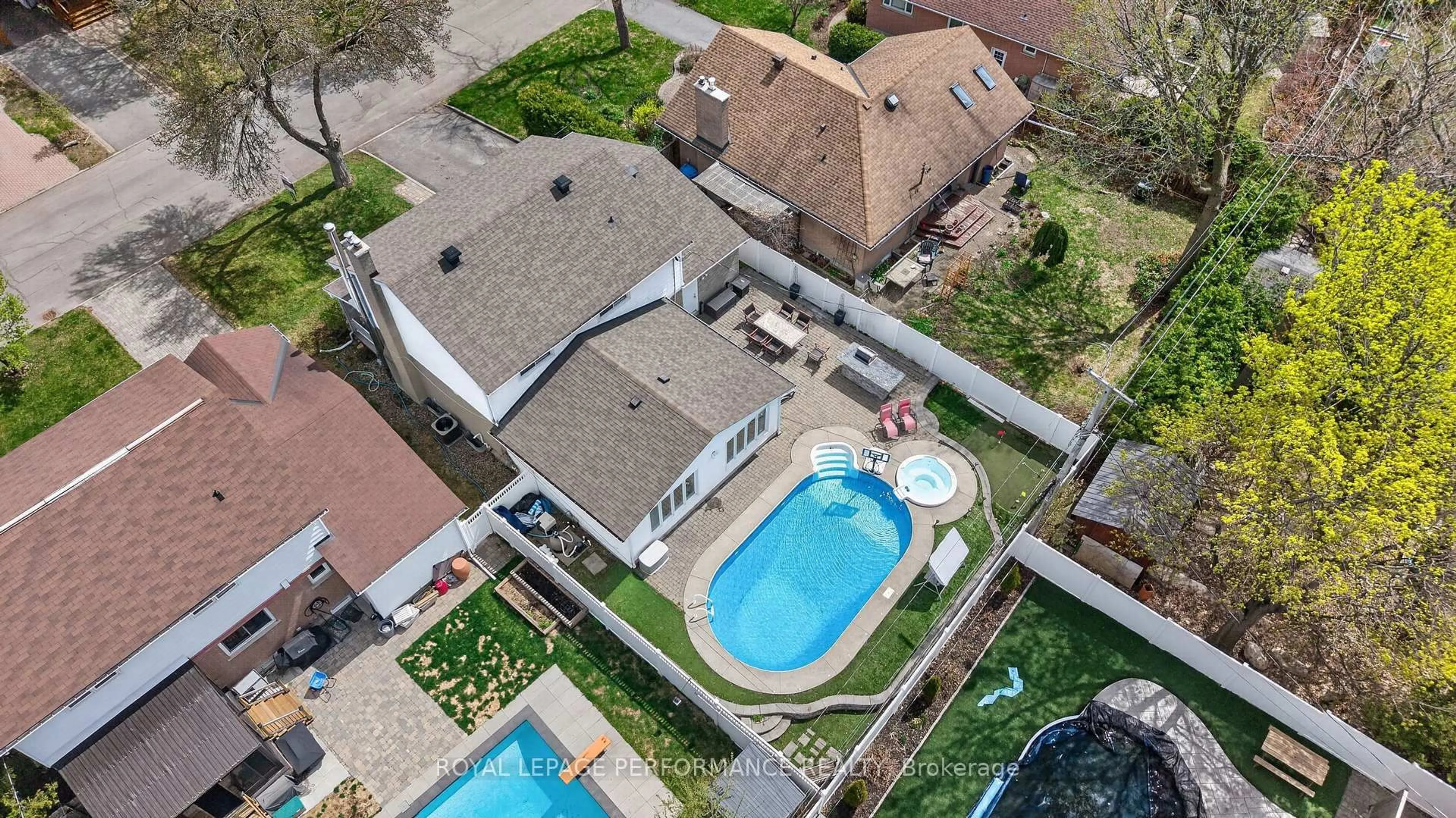 A pic from outside/outdoor area/front of a property/back of a property/a pic from drone, street for 1182 Greyrock Cres, Ottawa Ontario K2C 2A4