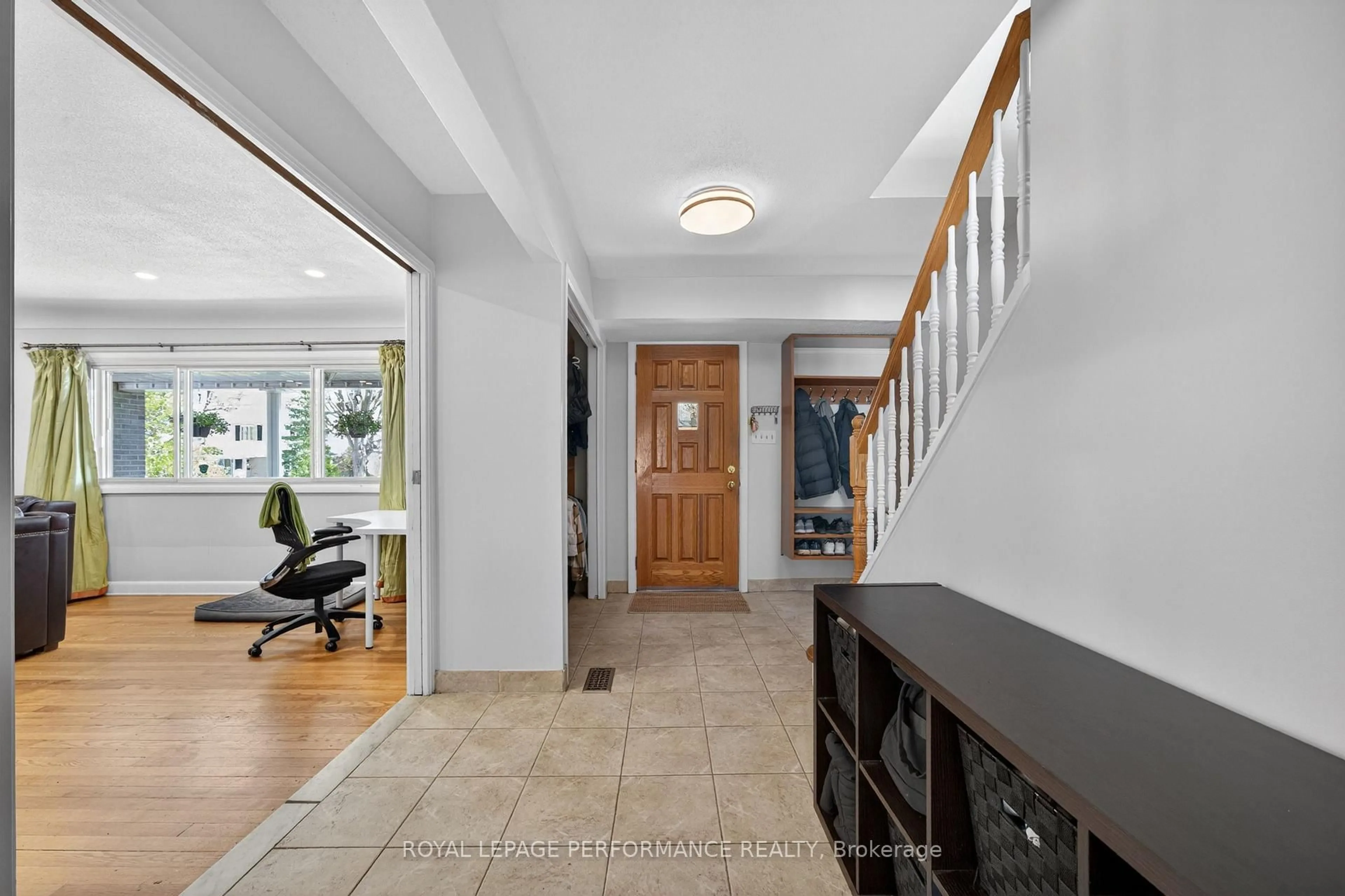 Indoor entryway for 1182 Greyrock Cres, Ottawa Ontario K2C 2A4