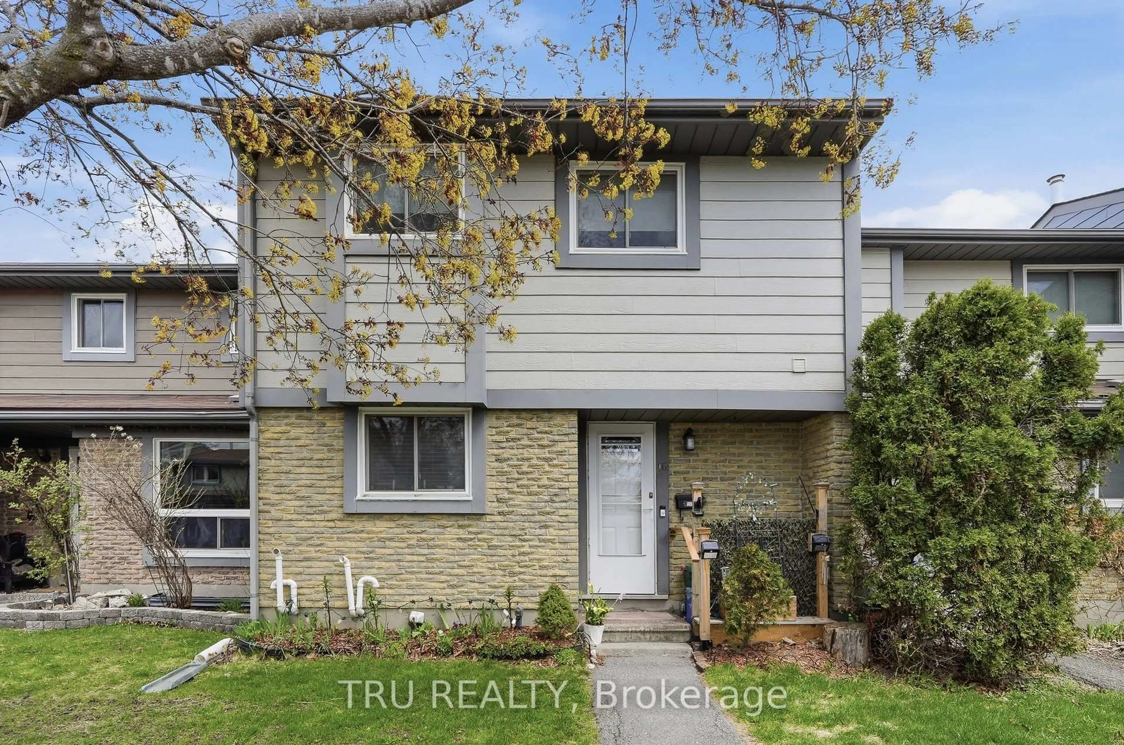 Home with vinyl exterior material, street for 2336 Orient Park Dr #16, Ottawa Ontario K1B 4N5