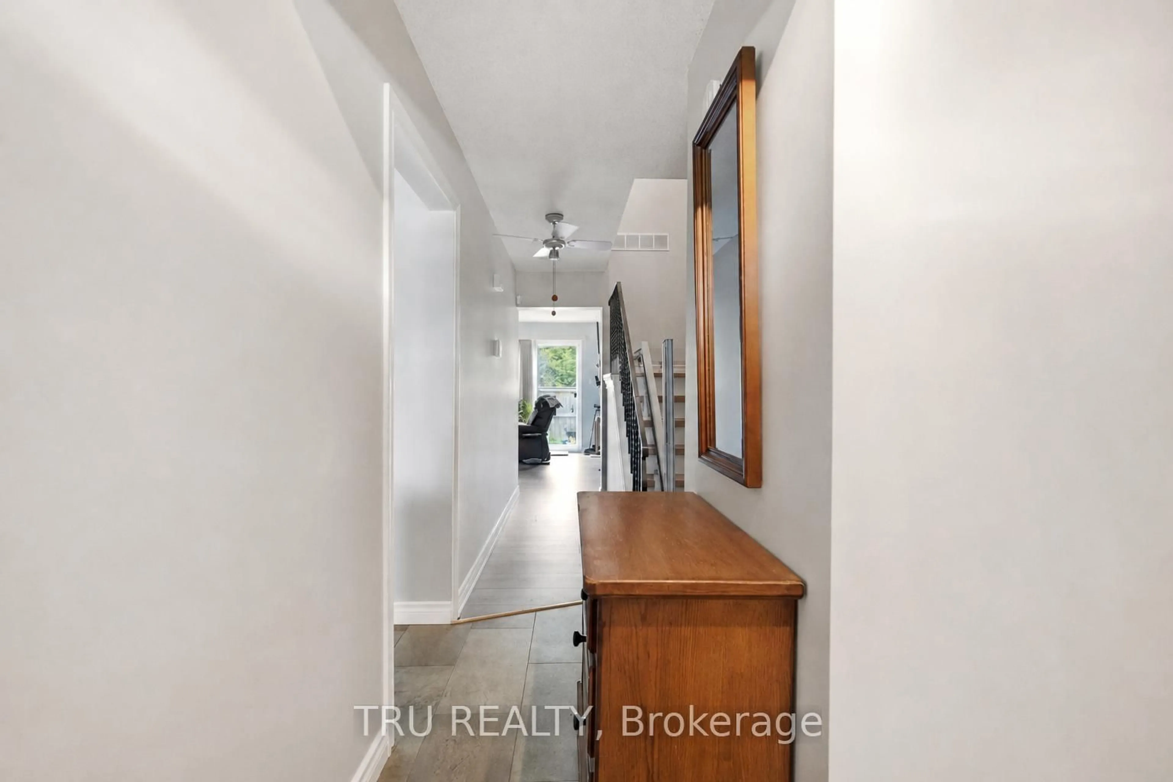 Indoor entryway for 2336 Orient Park Dr #16, Ottawa Ontario K1B 4N5