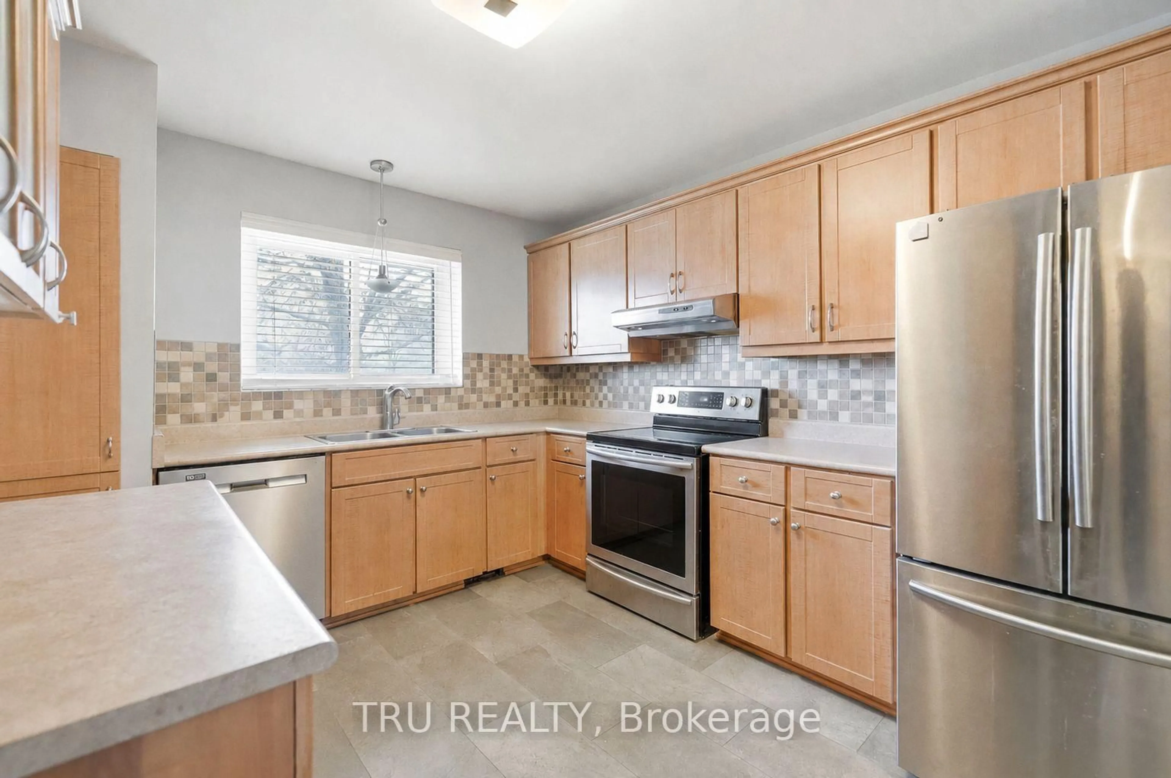 Unknown for 2336 Orient Park Dr #16, Ottawa Ontario K1B 4N5