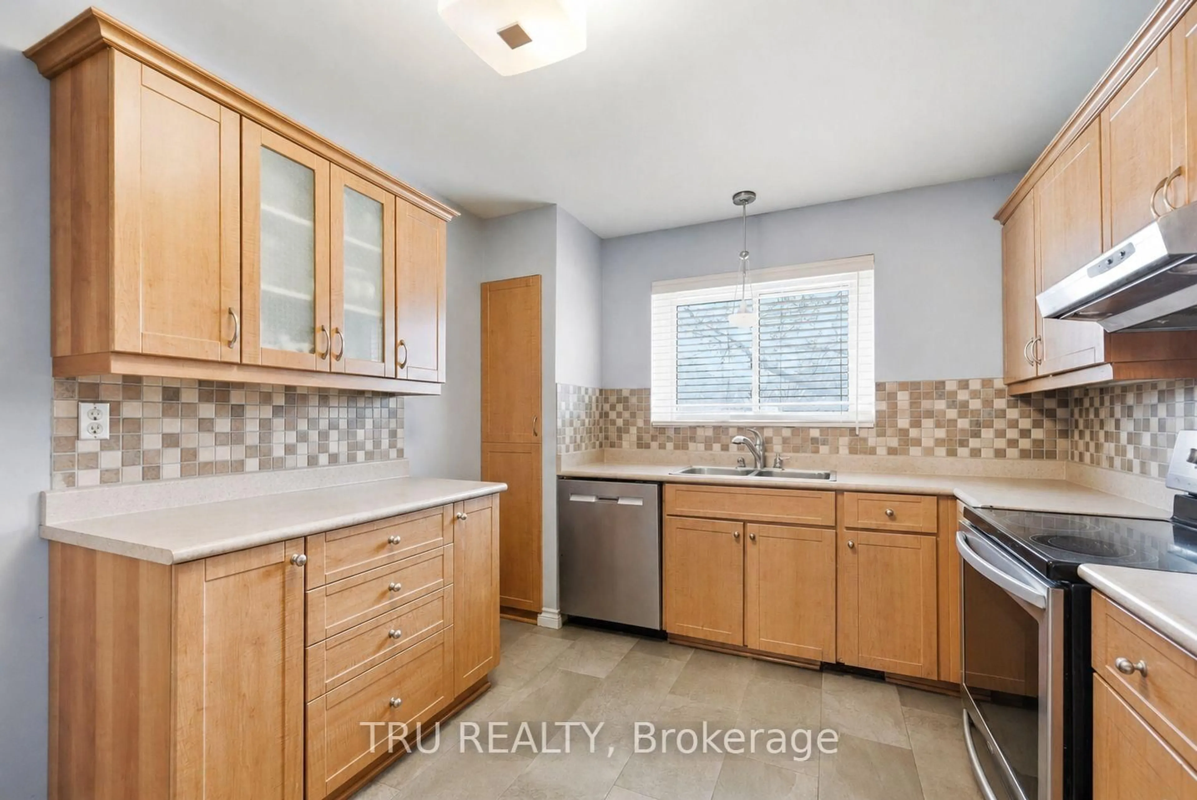 Unknown for 2336 Orient Park Dr #16, Ottawa Ontario K1B 4N5