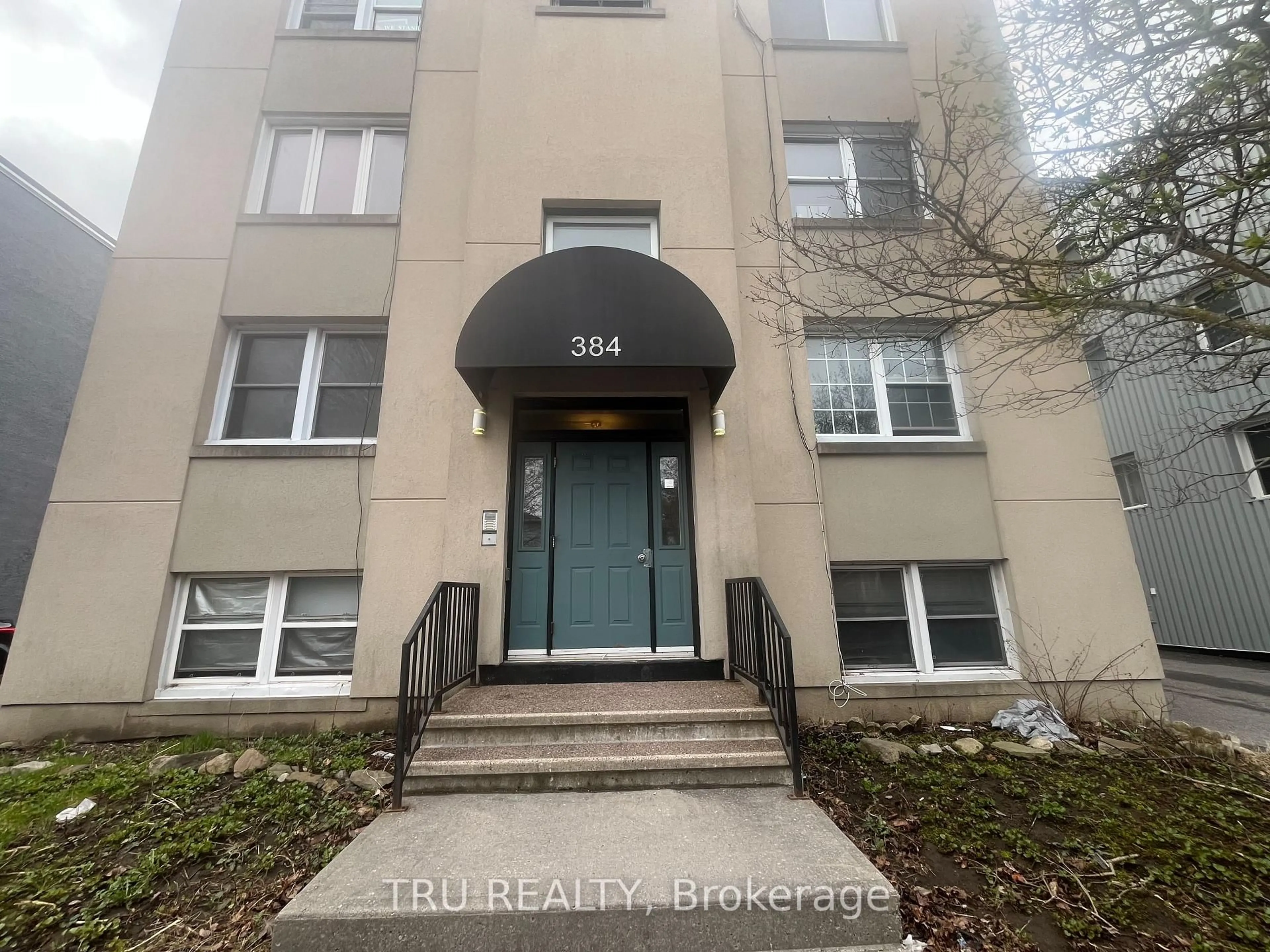 Indoor entryway for 384 Blake Blvd #3, Ottawa Ontario K1L 6L2