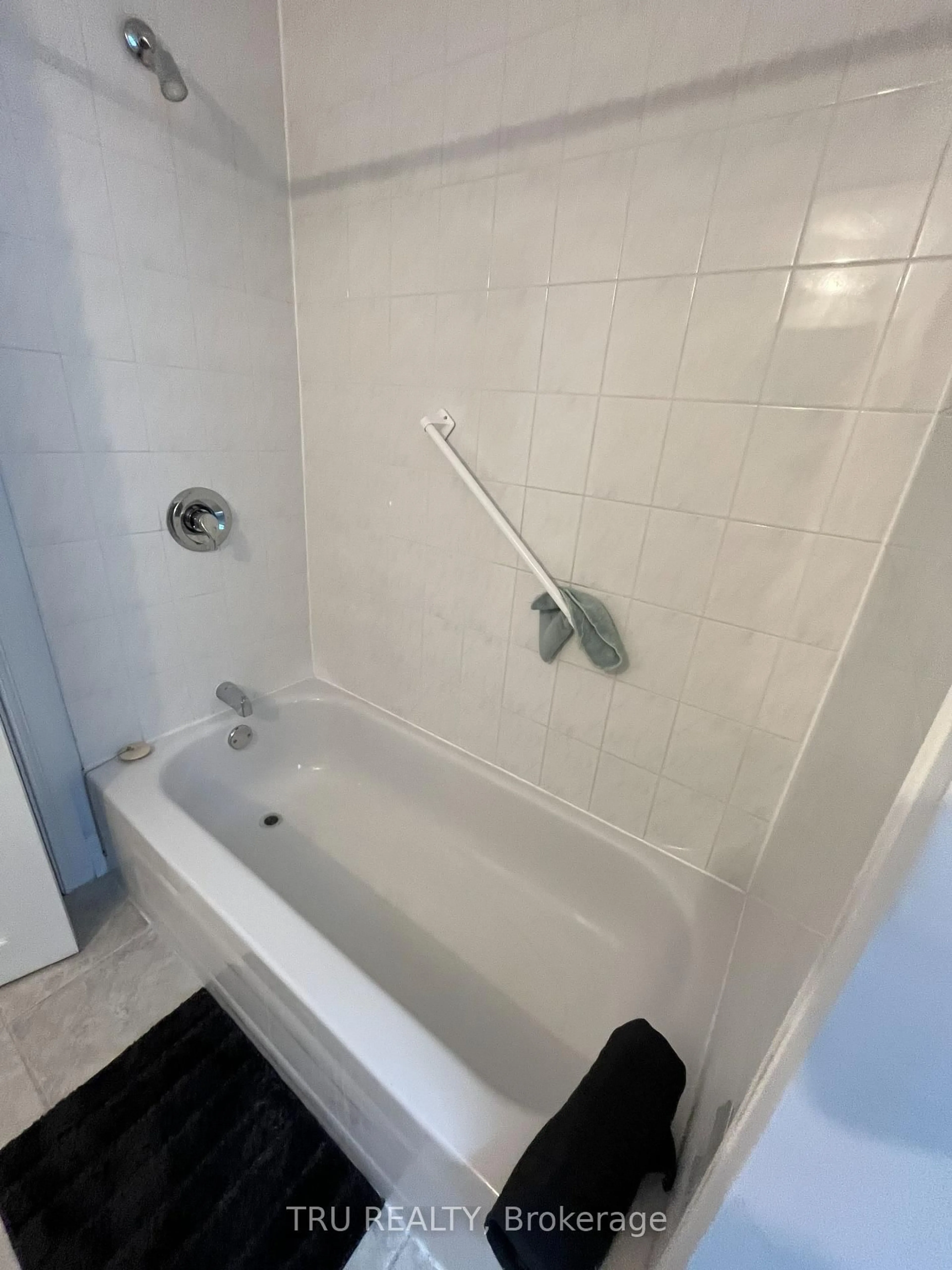 Standard bathroom, ceramic/tile floor for 384 Blake Blvd #3, Ottawa Ontario K1L 6L2
