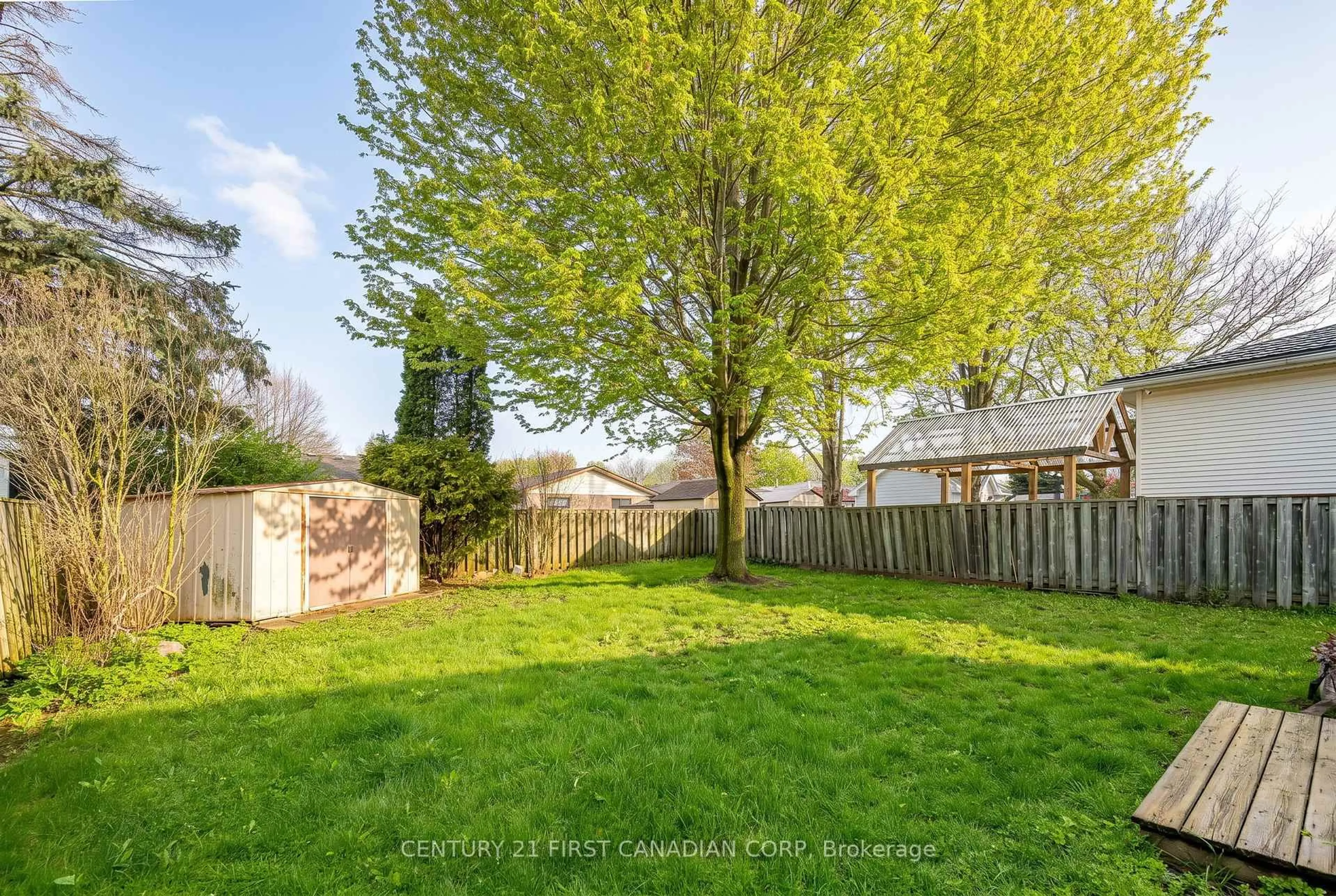 A pic from outside/outdoor area/front of a property/back of a property/a pic from drone, unknown for 19 CLARA Cres, London South Ontario N6E 3G2
