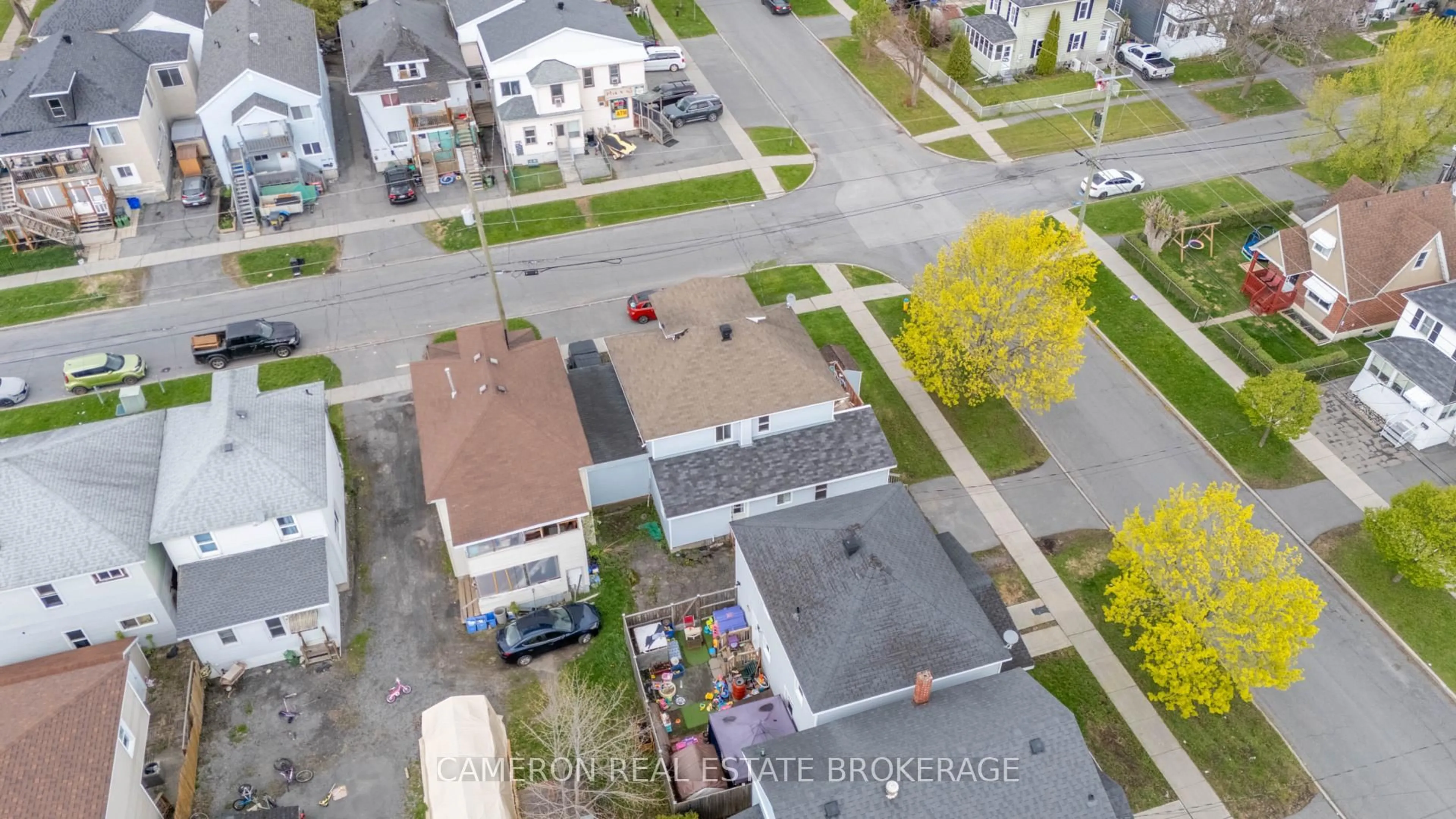A pic from outside/outdoor area/front of a property/back of a property/a pic from drone, street for 507-509 Walton St, Cornwall Ontario K6H 1T5