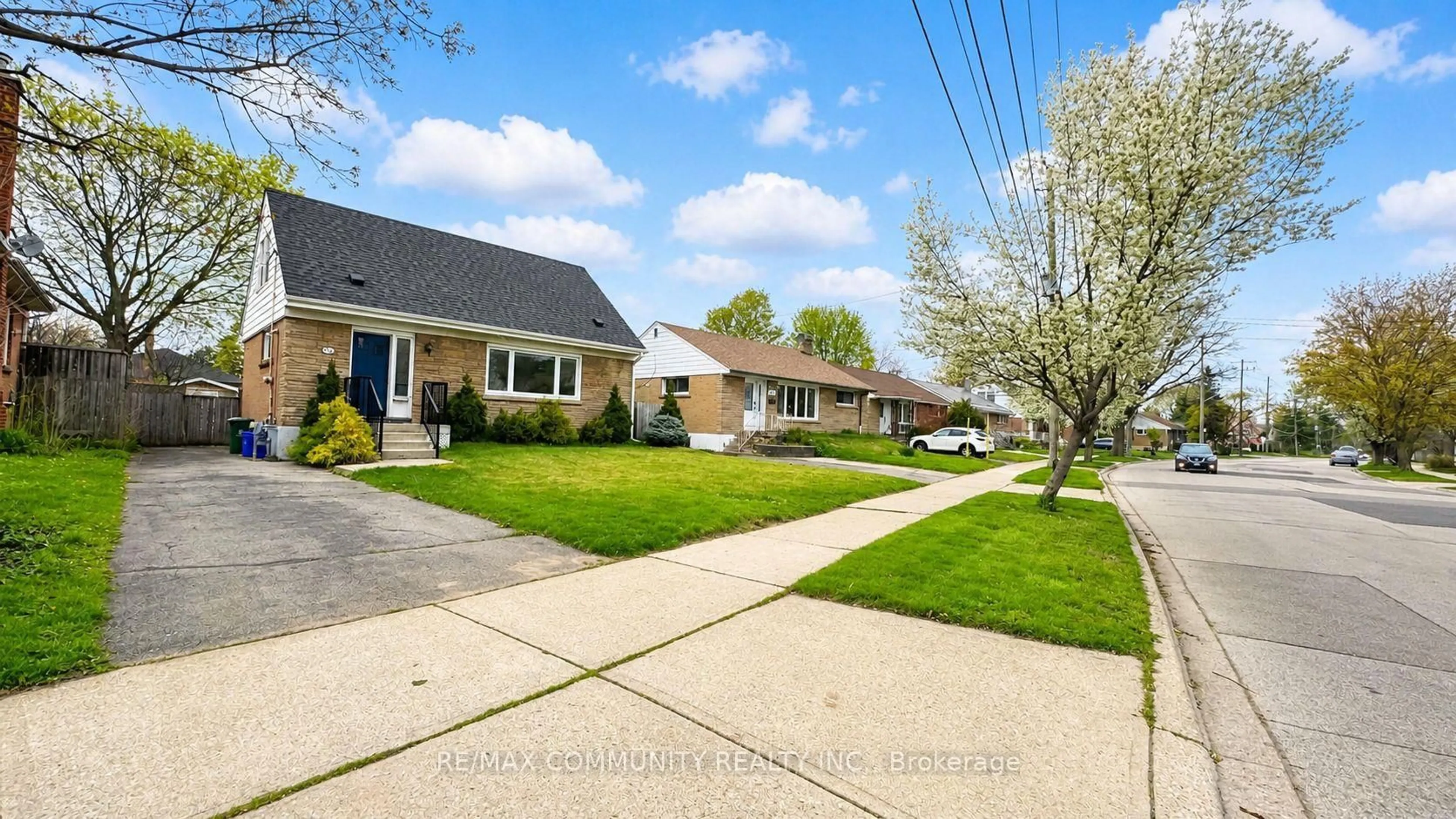 A pic from outside/outdoor area/front of a property/back of a property/a pic from drone, street for 386 Whitney Ave, Hamilton Ontario L8S 2H4
